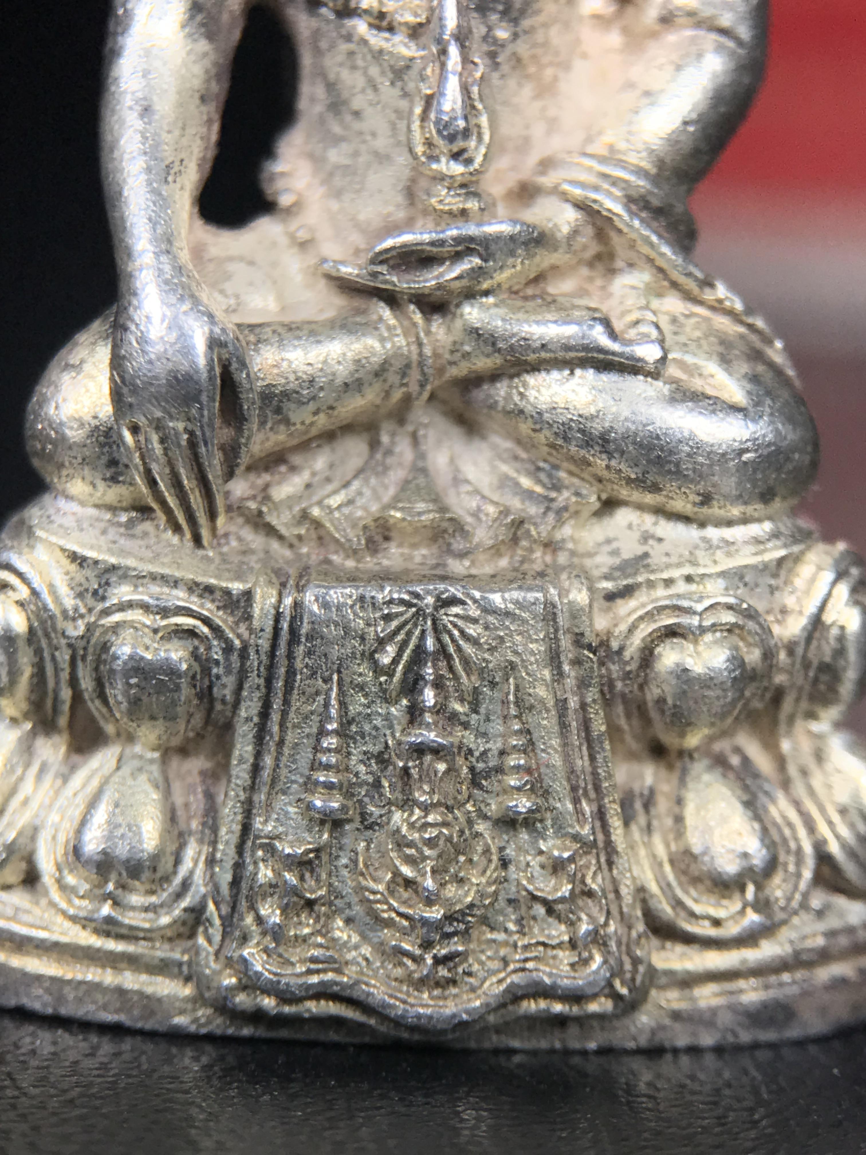 พระกริ่งปรมาภรณ์พุทธปัญญา(พระกริ่งศรีนคร 2) จัดสร้างเนื่องในมหามงคลสมัยเฉลิมพระชมน์พรรษา 5 รอบ องค์พระบาทสมเด็จพระเจ้าอยู่หัวรัชกาลที่9 ปี 2530 เนื้อเงิน (ออกแบบโดยนายช่างเกษม มงคลเจริญ มีพระอาจารย์ไสว วัดราชนัดดา กรุงเทพ เป็นเจ้าพิธีครั้งสุดท้าย)