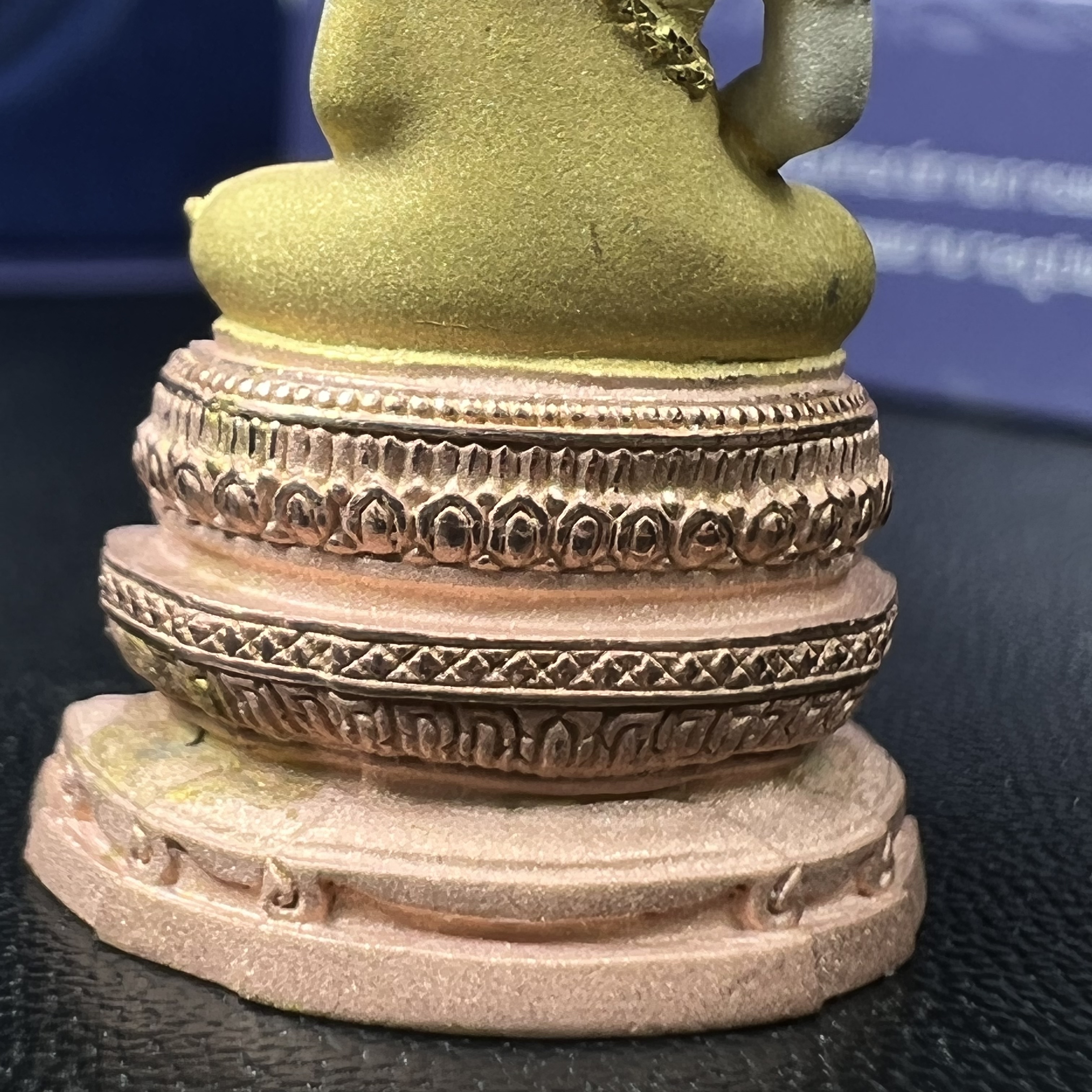 พระแก้วมรกต ภปร. ปี2547 จัดสร้างโดย รพ.ภูมิพลฯ เนื้อเงิน (3 กษัตริย์)ลอยองค์ หน้าตัก 1/2 นิ้ว งดงามทรงคุณค่าอีกหนึ่งรุ่นยอดนิยม หายาก