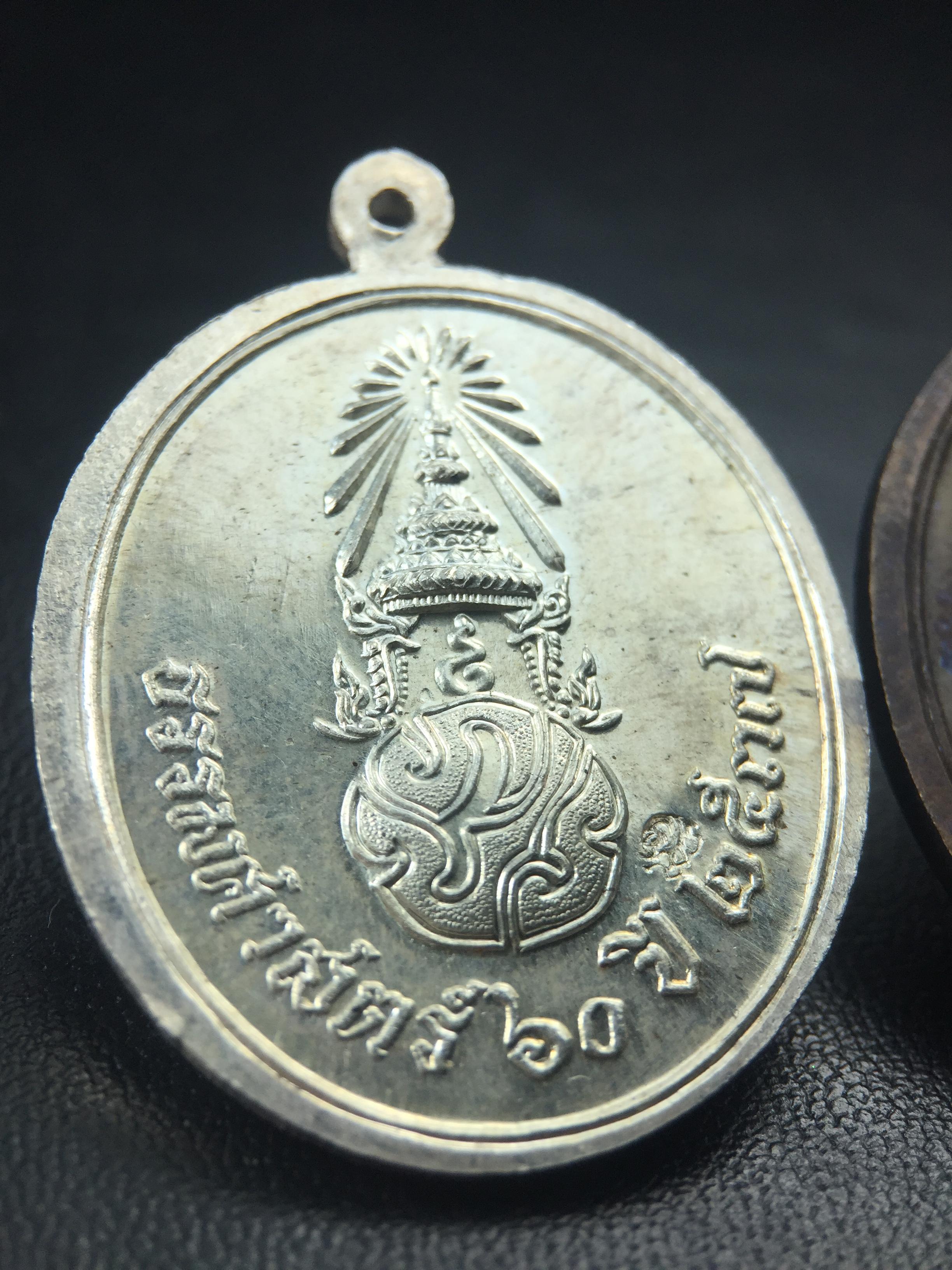 เหรียญพระพุทธสิหิงค์ ภปร. รุ่นมหาลัยธรรมศาสตร์ 60ปี พ.ศ.2537 พิมพ์ใหญ่(เนื้อเงิน+เนื้อทองแดง)ผิวเดิมๆสวยมาก(ในหลวงรัชกาลที่9เสด็จในพิธี)(พิธีใหญ่ เกจิที่มีชื่อเสียงมาร่วมปลุกเสกจำนวนมาก ชนวนมาลสารเก่าเข้มขลัง )ของดีธรรมศาสตร์ที่ศิษย์เก่าไม่ควรพลาด