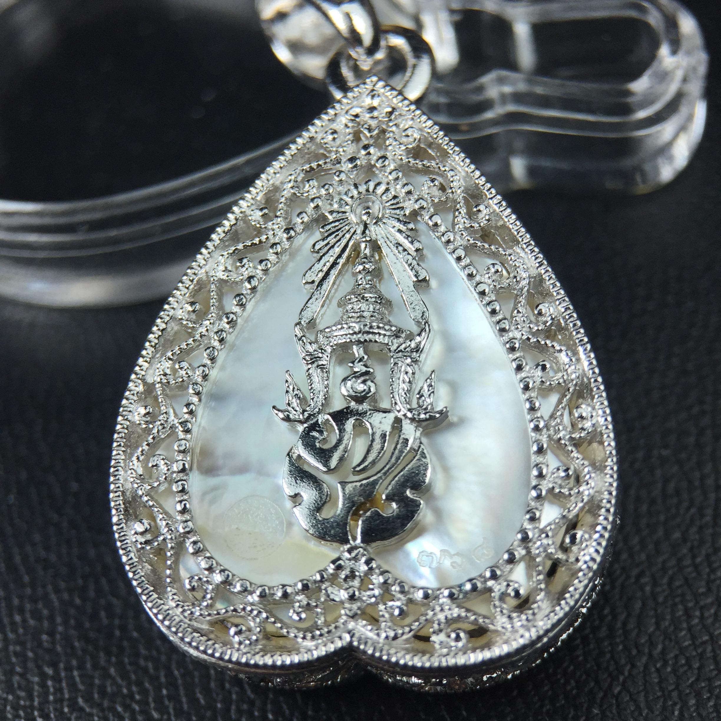 พระพุทธชินราช ภปร. โครงการ "เพราะแผ่นดินนี้ คือ แผ่นดินเกิด" ปี2548(รุ่นแรก) เหรียญทรงใบโพธิ์ ขนาด 21 x 29 มม. เนื้อเงินสามกษัตริย์ องค์พระชุบสามกษัตริย์ ล้อมด้วยกรอบเงินชุบทองคำขาวสลักเสลาเป็นลวดลายละเอียดอ่อน ส่วนพื้นองค์พระเป็นเปลือกหอยมุข