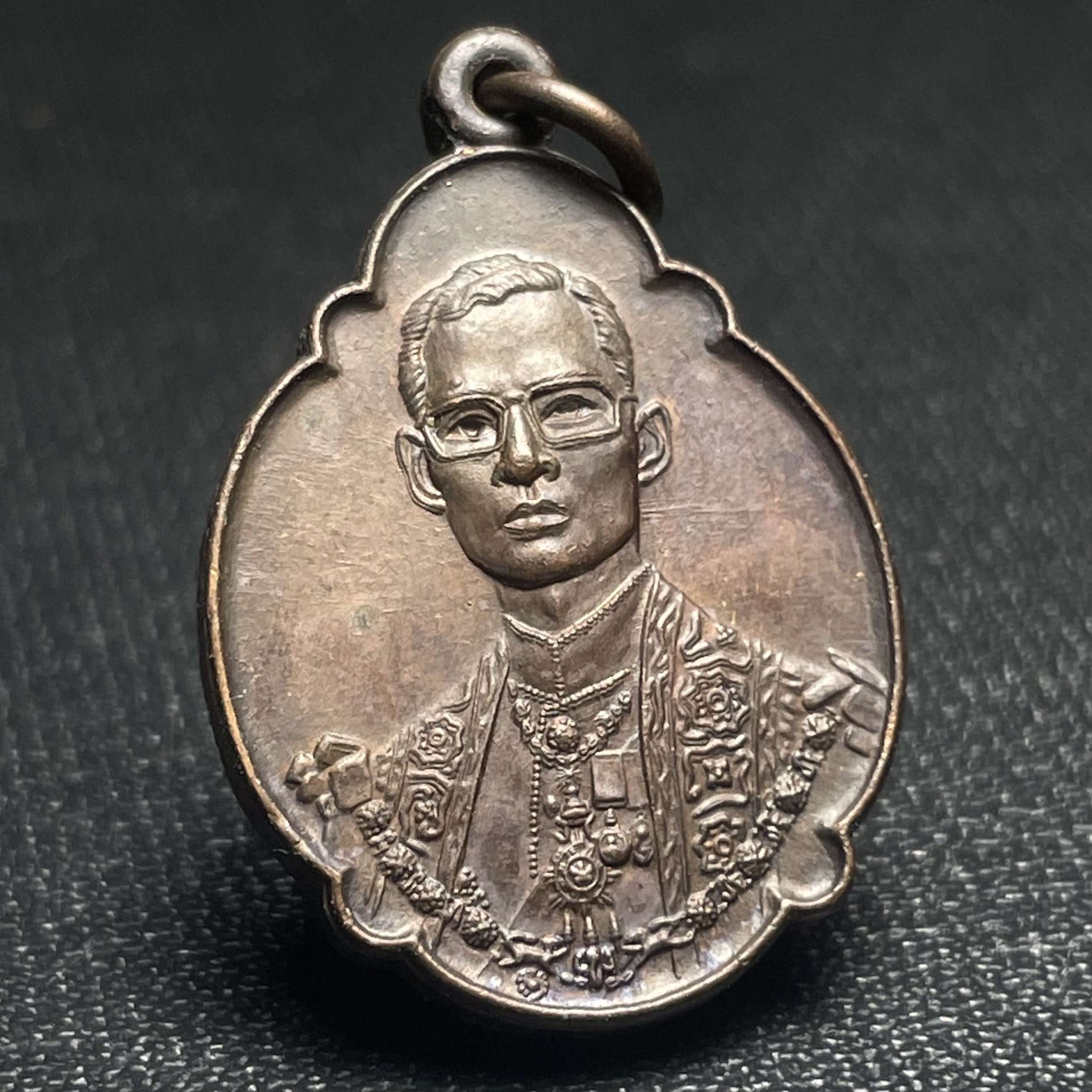 เหรียญ ร.9 ทรงเฉลิมพระชนมพรรษาครบ 4 รอบ ปี2518 (เนื้อทองแดงบล็อกวงเดือนล่างหายากนิยมที่สุดในรุ่น)(พิธีใหญ่)(รุ่นยอดนิยม เหรียญหลักที่ต้องมี เกจิดังในยุคร่วมปลุกเสก)