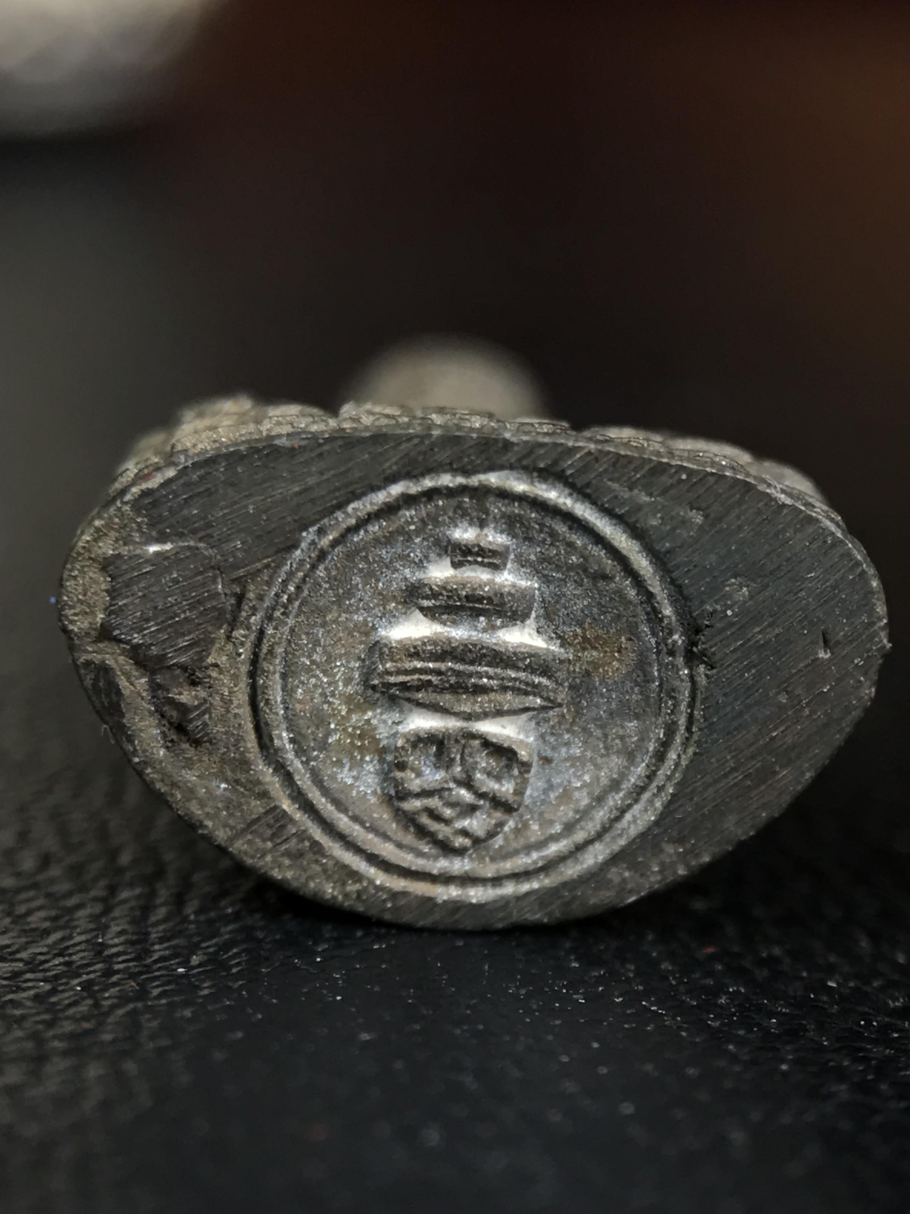 พระกริ่งฉลองพระชนมายุครบ 7 รอบ 84 พรรษา สมเด็จพระสังฆราช(วาสน์) วัดราชบพิธ พ.ศ.2525 เนื้อเงิน ผิวเดิมขึ้นน้ำทองสภาพสวยมาก ในกล่องชุดพิเศษกรรมการ พร้อมพระชัยวัฒน์ เนื้อนวโลหะ ครบชุดสมบูรณ์(งานแกะแม่พิมพ์โดย นายช่างเกษม มงคลเจริญ)(หายาก)