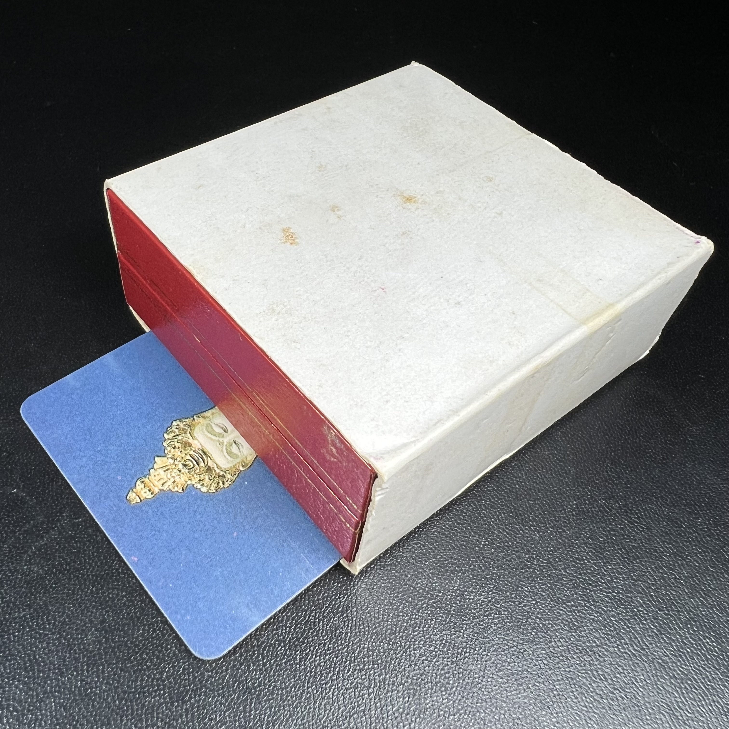 พระกริ่งอวโลกิเตศวร ( เจ้าแม่กวนอิม ) วัดโพธิ์แมนคุณาราม รุ่นอุดมโภคทรัพย์ พ.ศ.2539 เนื้อเงิน 3 กษัตริย์ พ่นทราย(ผิวเดิม ขึ้นสีรุ้งธรรมชาติ แบบนิยม เสน่ห์ของพระเนื้อเงิน) (พร้อมกล่องบรรจุการ์ดใบรับรองเดิมครบ) (อีกหนึ่งรุ่นยอดนิยม พุทธศิลป์สวยงดงาม)