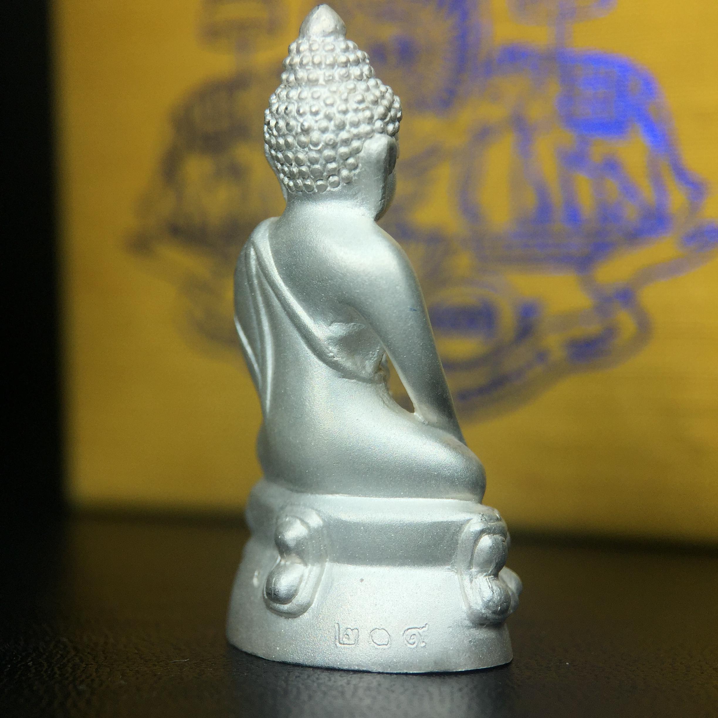 พระกริ่งสมเด็จญาณ วัดบวรนิเวศวิหาร เนื้อเงินบริสุทธิ์ 92.5% ตรากาญจนาภิเษกทองคำ(เนื้อทองคำแท้) พระราชทานแจกเมื่อ 3 ตุลาคม 2538 จัดสร้างในวโรกาส สมเด็จพระญาณสังวร สมเด็จพระสังฆราช ฉลองพระชนมายุครบ 82 พรรษา และฉลองครองราชสมบัติครบ 50 ปี รัชกาลที่ 9(หายาก)