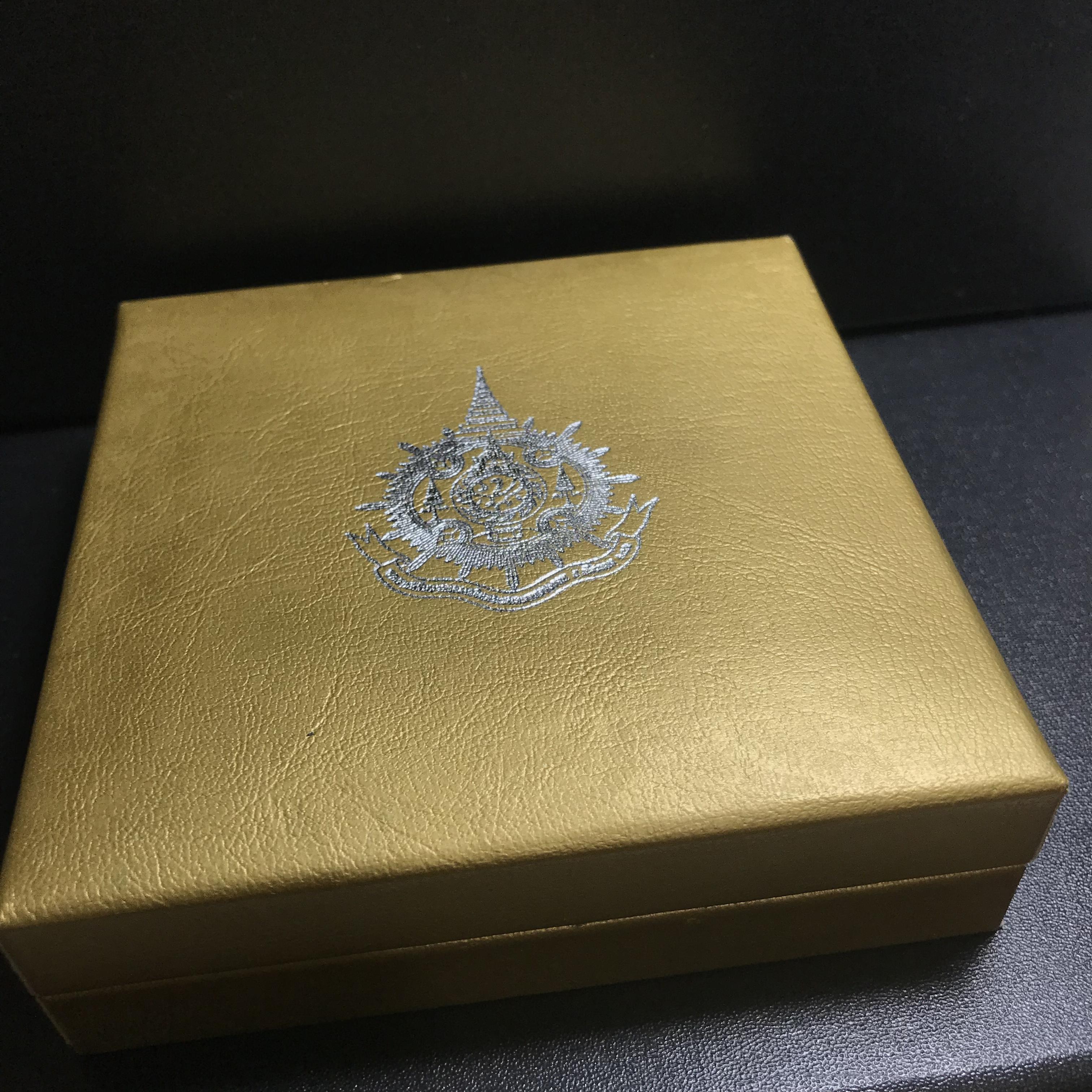 พระบรมฉายาลักษณ์ทองคำในหลวงรัชกาลที่9 ที่ระลึก 6รอบ 72พรรษา พ.ศ.2542