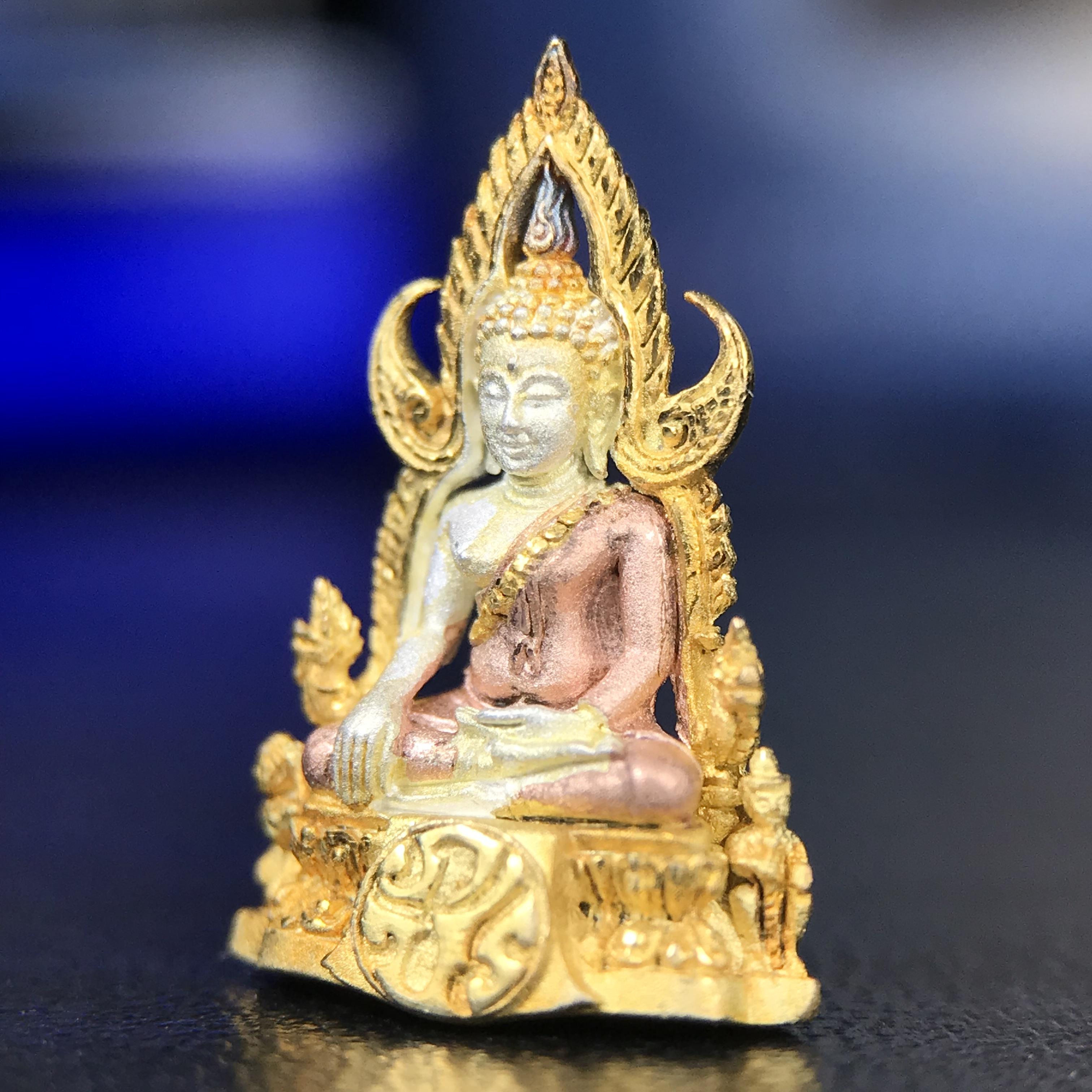 พระพุทธชินราช ภปร. โครงการ เพราะแผ่นดินนี้คือแผ่นดินเกิด เนื้อเงินชุบสามกษัตริย์ ปี2551 ขนาดหน้าตัก1/4นิ้ว (สวยงามทรงคุณค่า อีกหนึ่งรุ่นยอดนิยมหายาก) (สภาพคัดสวย กล่องบรรจุเดิมครบ)