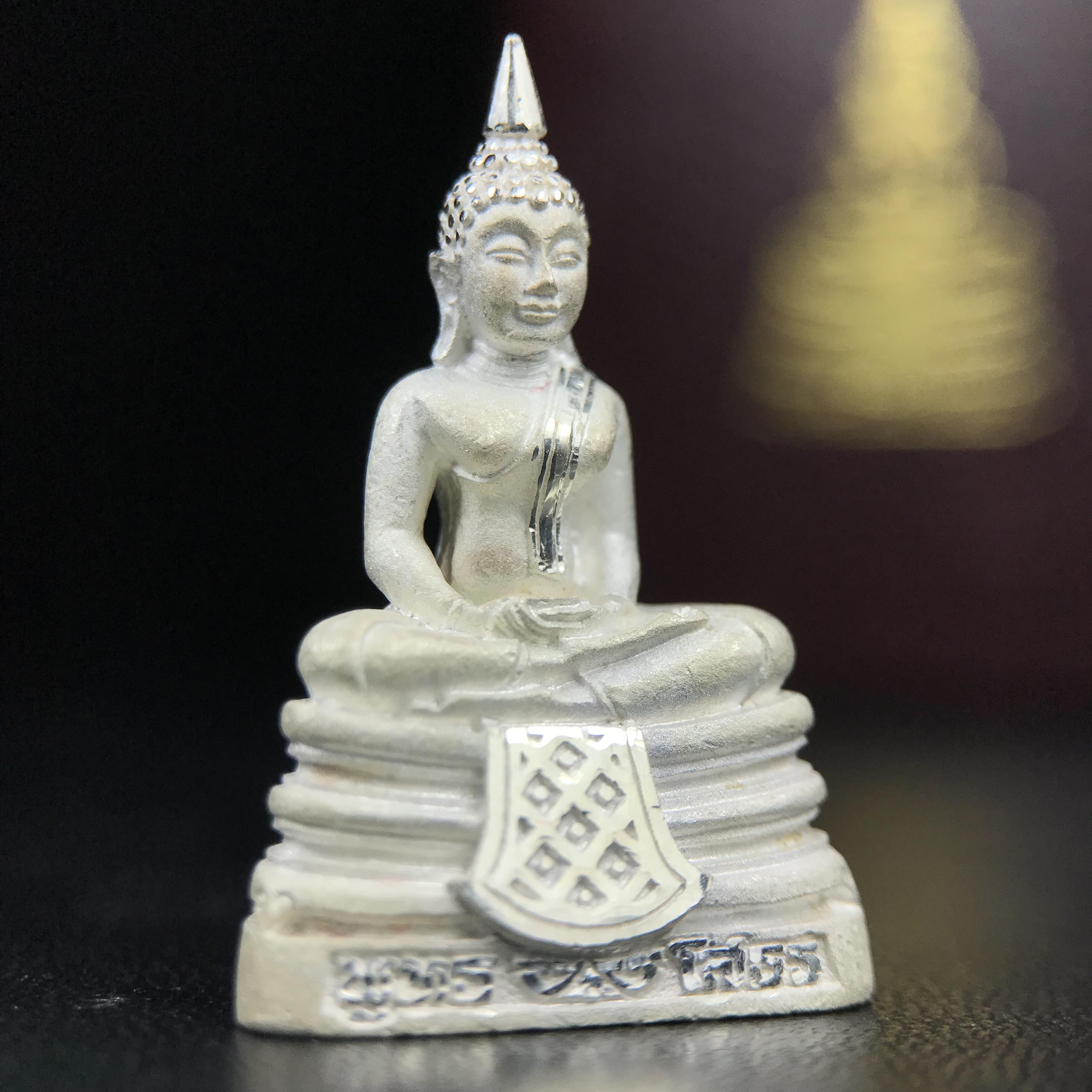 พระพุทธโสธร(หลวงพ่อโสธร) รุ่นสร้างอุโบสถ ปี2539 เนื้อเงินทรายนวลขัดเงาบางส่วน ลอยองค์พิมพ์ใหญ่ สภาพสวยกล่องบรรจุเดิมครบสมบูรณ์(งานแพรนด้า จิวเวลรี่)สวยงดงาม