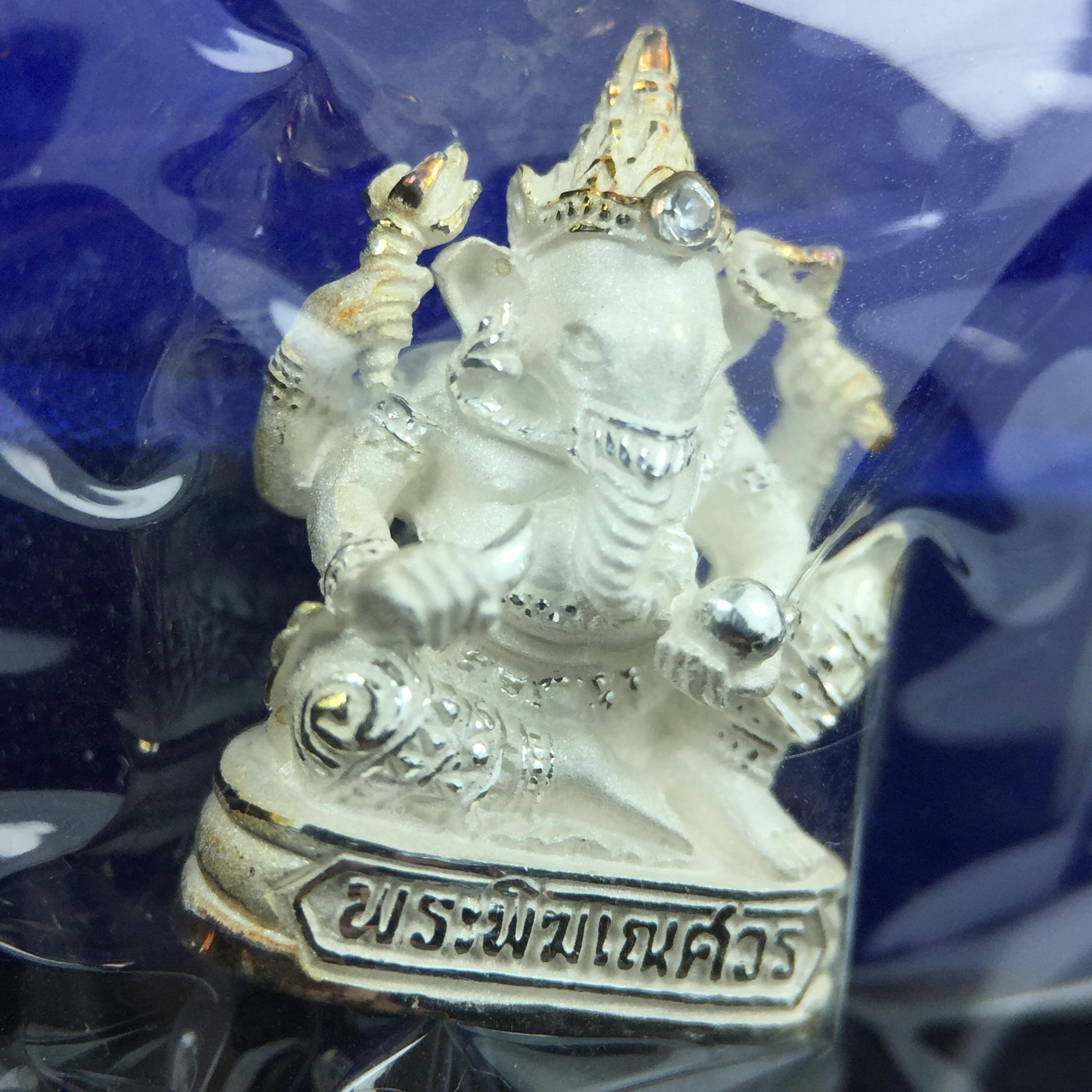 พระพิฆเณศวร วัดบวรนิเวศวิหาร ปี 2542 เนื้อเงินพ่นทรายขัดเงาบางส่วน(ฝังพลอย1เม็ด)(ขนาด 2* 1.4 ซม.) สภาพสวยซีนซองเดิมพร้อมกล่องบรรจุเดิม ตอกโค๊ดหมายเลขกำกับ(ผิวเดิมขึ้นสีรุ้งธรรมชาติ สวย)(คัดสภาพสวยเดิม พิธีใหญ่ พุทธศิลป์งดงาม)