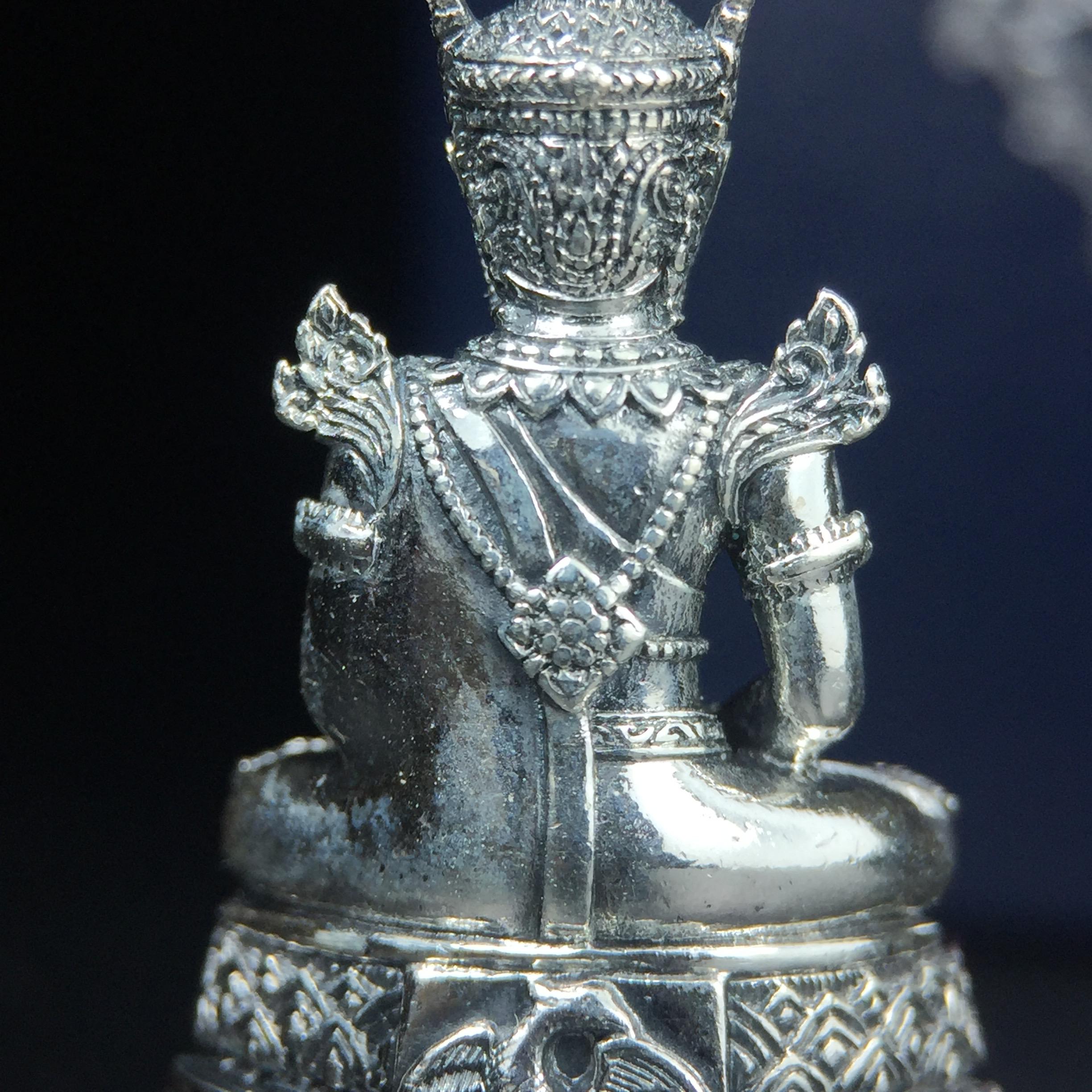 พระแก้วมรกต กรมสรรพสามิตจัดสร้างขึ้นเนื่องในโอกาสครบรอบ 64 ปีของกรมสรรพสามิต และเนื่องในวโรกาสที่พระบาทสมเด็จพระเจ้าอยู่หัวทรงครองราชย์ครบ 50 ปีในปีกาญจนาภิเษก เมื่อ พ.ศ.2539 เนื้อเงินรมดำขัดเงาพร้อมกล่องบรรจุเดิม