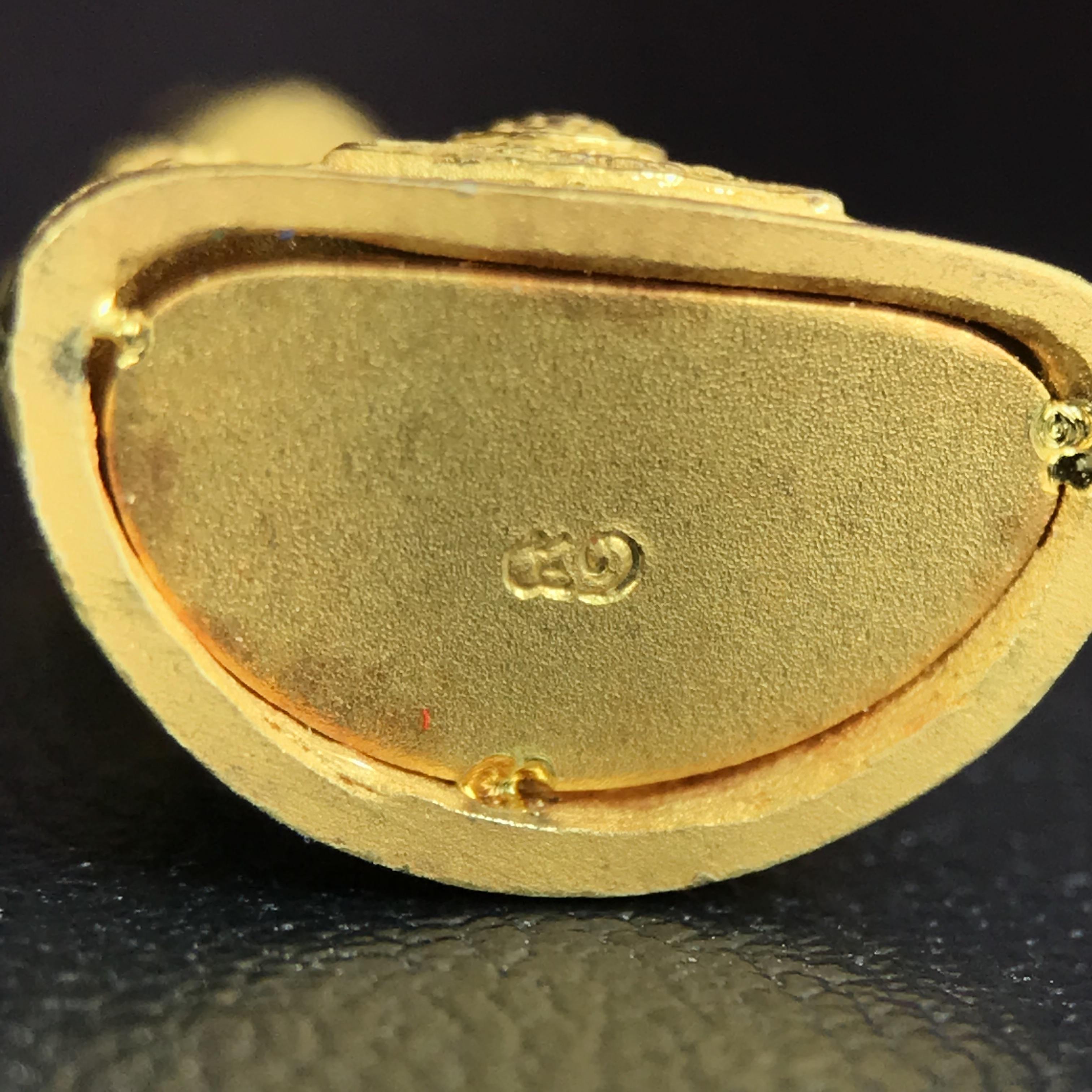 พระแก้วมรกต ภปร.(รุ่นแรก) ปี2545 จัดสร้างในมหาวโรกาส พระบาทสมเด็จพระเจ้าอยู่หัวรัชกาลที่ 9 ครบรอบ 75 พรรษา และฉลองกรุงรัตนโกสินทร์ครบ 220 ปี พิมพ์ลอยองค์เล็ก เนื้อทองคำบริสุทธิ์ 96.5%(6.5กรัม) ขนาด 10*19 มม. พร้อมกล่องเดิมสวยครบสมบูรณ์(1ใน2000องค์)หายาก