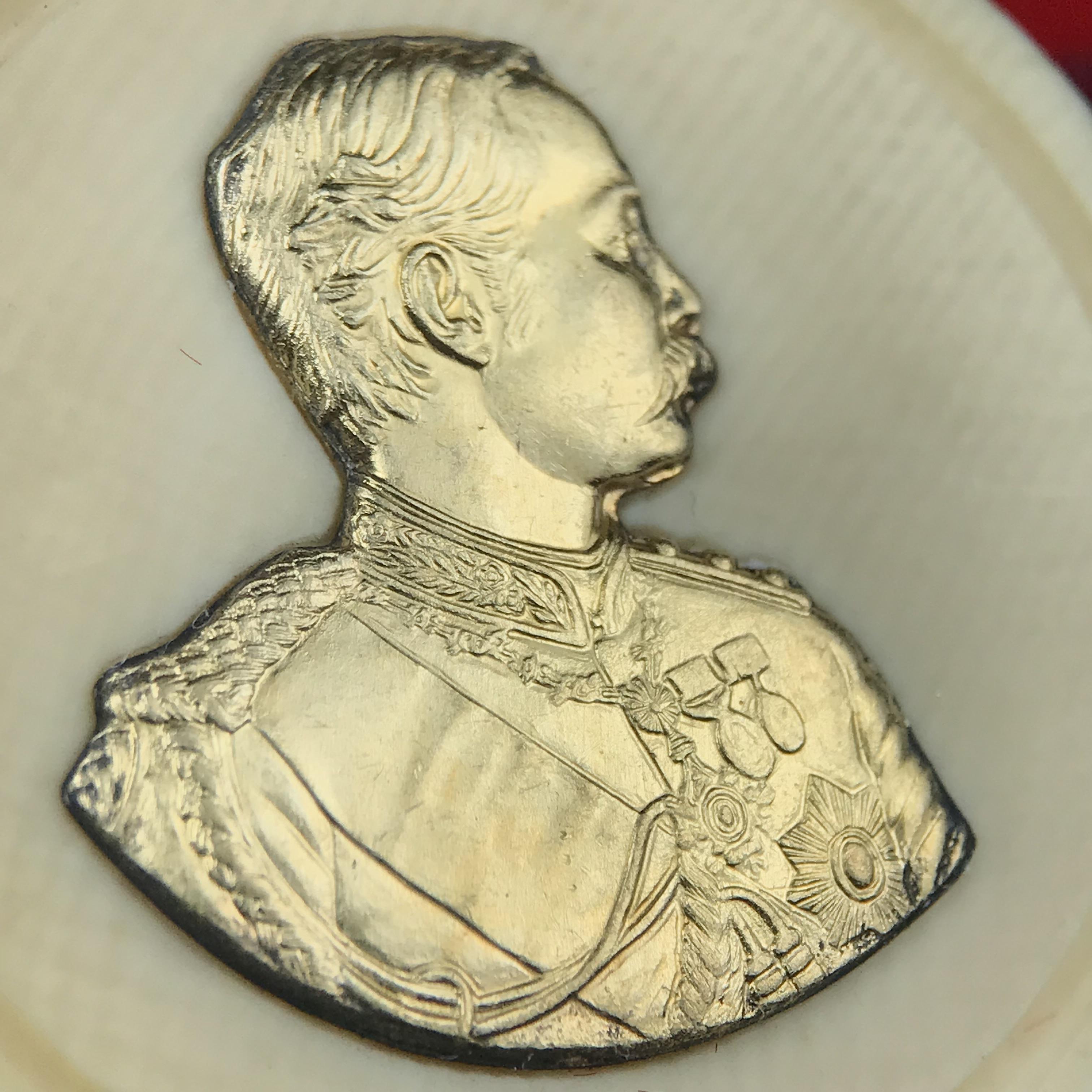 เหรียญรัชกาลที่ 5 คชสารหมื่นปี หลวงพ่ออุตตมะ วัดวังก์วิเวการาม ปี 2540 พิมพ์ใหญ่ขนาด 3.0 ซม. หน้ากากทองคำบริสุทธิ์ 99.99% (ผิวสวยเดิม)พร้อมกล่องบรรจุเดิมครบ(ควรคู่ผู้รู้คุณค่า ด้วยวัตถุมงคล เสริมบุญญาบารมี)