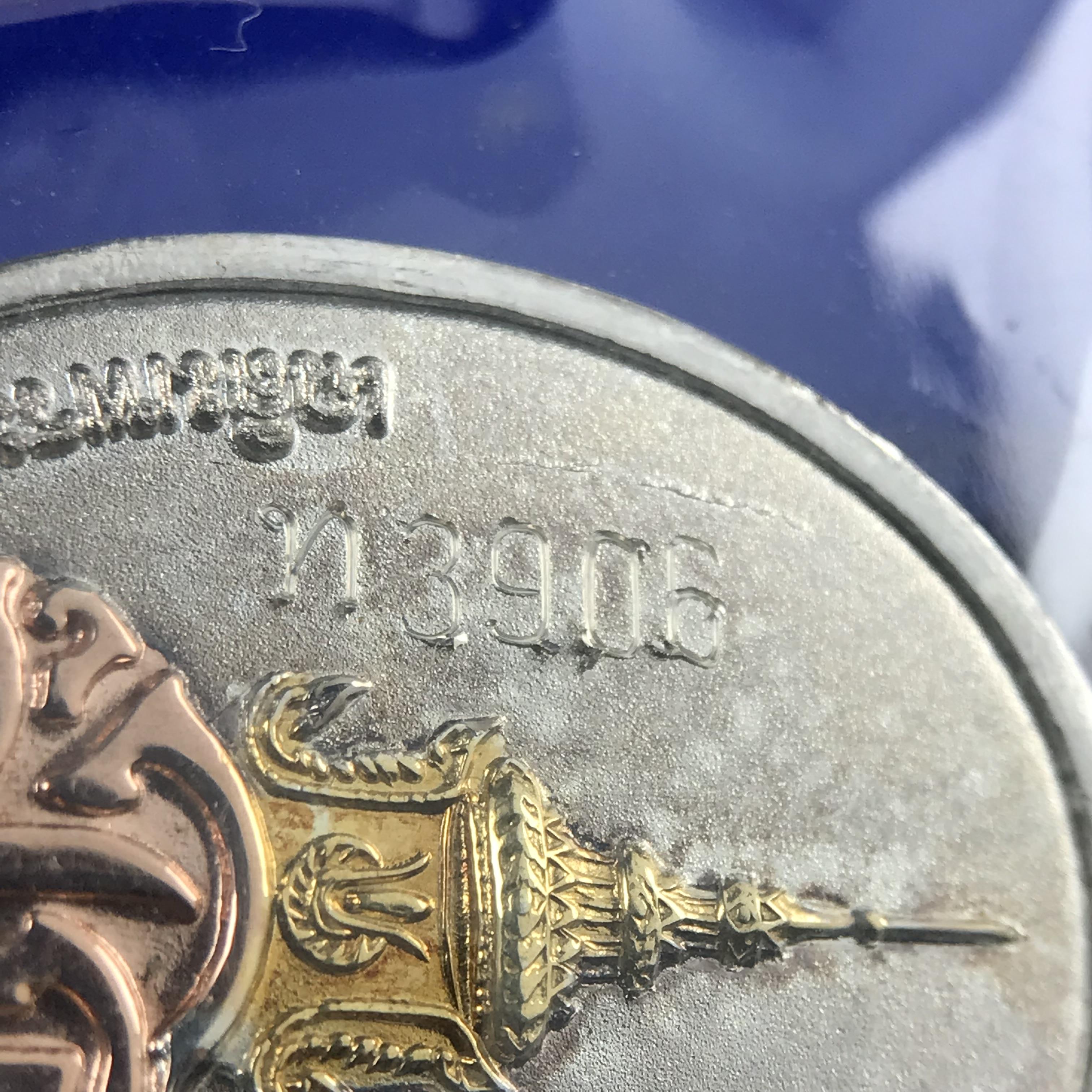 สมเด็จหลวงปู่ทวด วัดช้างให้ รุ่น เฉลิมพระเกียรติ ตราสัญลักษณ์ มวก. พิมพ์รูปไข่เนื้อเงิน-สามกษัตริย์ ปี 2544 พิธีพุทธาภิเษกใหญ่ ณ อุโบสถวัดช้างให้และอุโบสถวัดพระศรีรัตนศาสดาราม ( วัดพระแก้ว )โดยนิมนต์เกจิชื่อดังสายใต้ทั้งหมดจำนวน 108 รูป(องค์หมายเลข 3906)