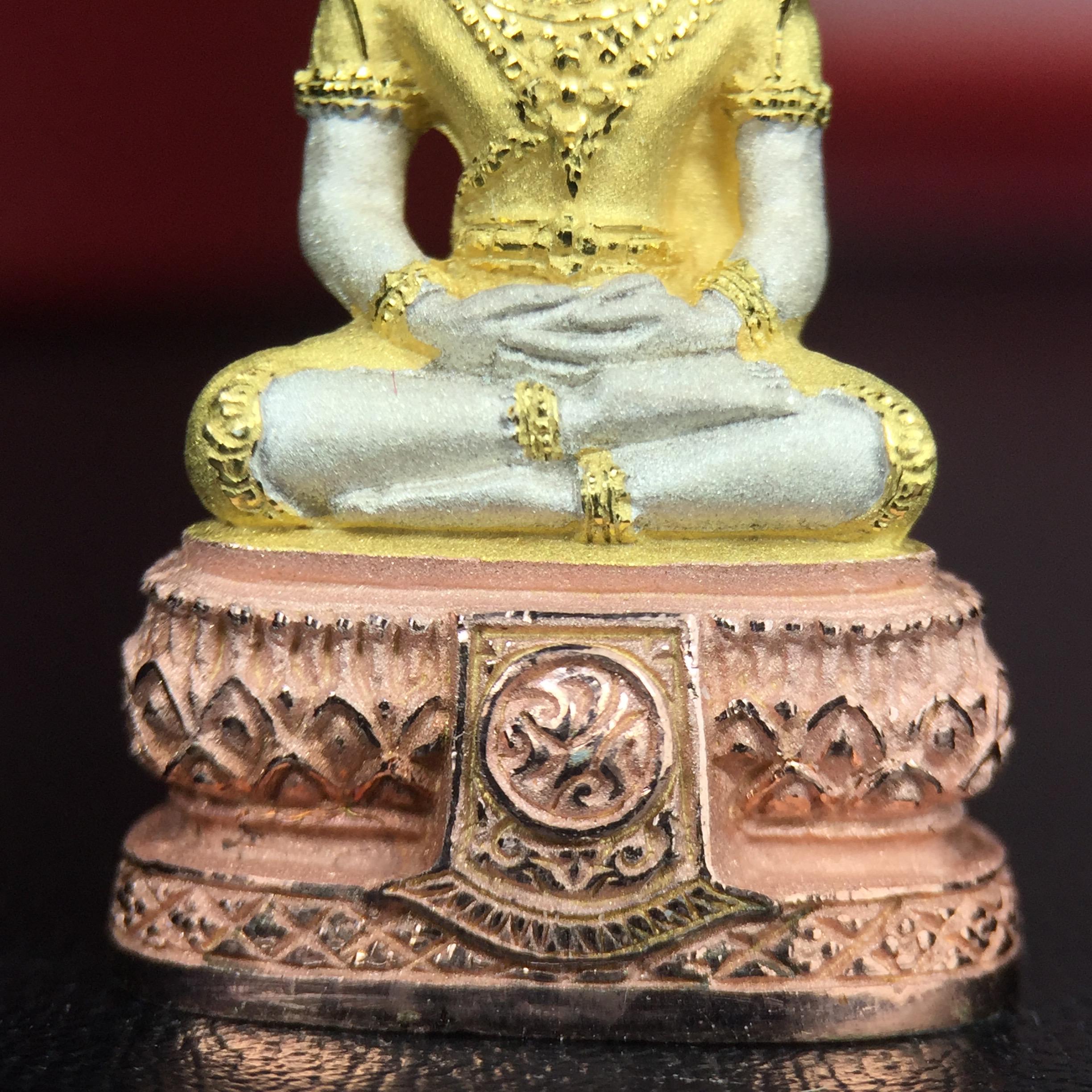 พระแก้วมรกต ภปร.(รุ่นแรก) ปี2545 จัดสร้างในมหาวโรกาส พระบาทสมเด็จพระเจ้าอยู่หัวรัชกาลที่ 9 ครบรอบ 75 พรรษา และฉลองกรุงรัตนโกสินทร์ครบ 220 ปี พิมพ์ลอยองค์ใหญ่ เนื้อเงินบริสุทธิ์ 92.5%(สามกษัตริย์) ขนาด 19*35 มม. พร้อมกล่อง สวยครบสมบูรณ์(องค์หมายเลข 2369)