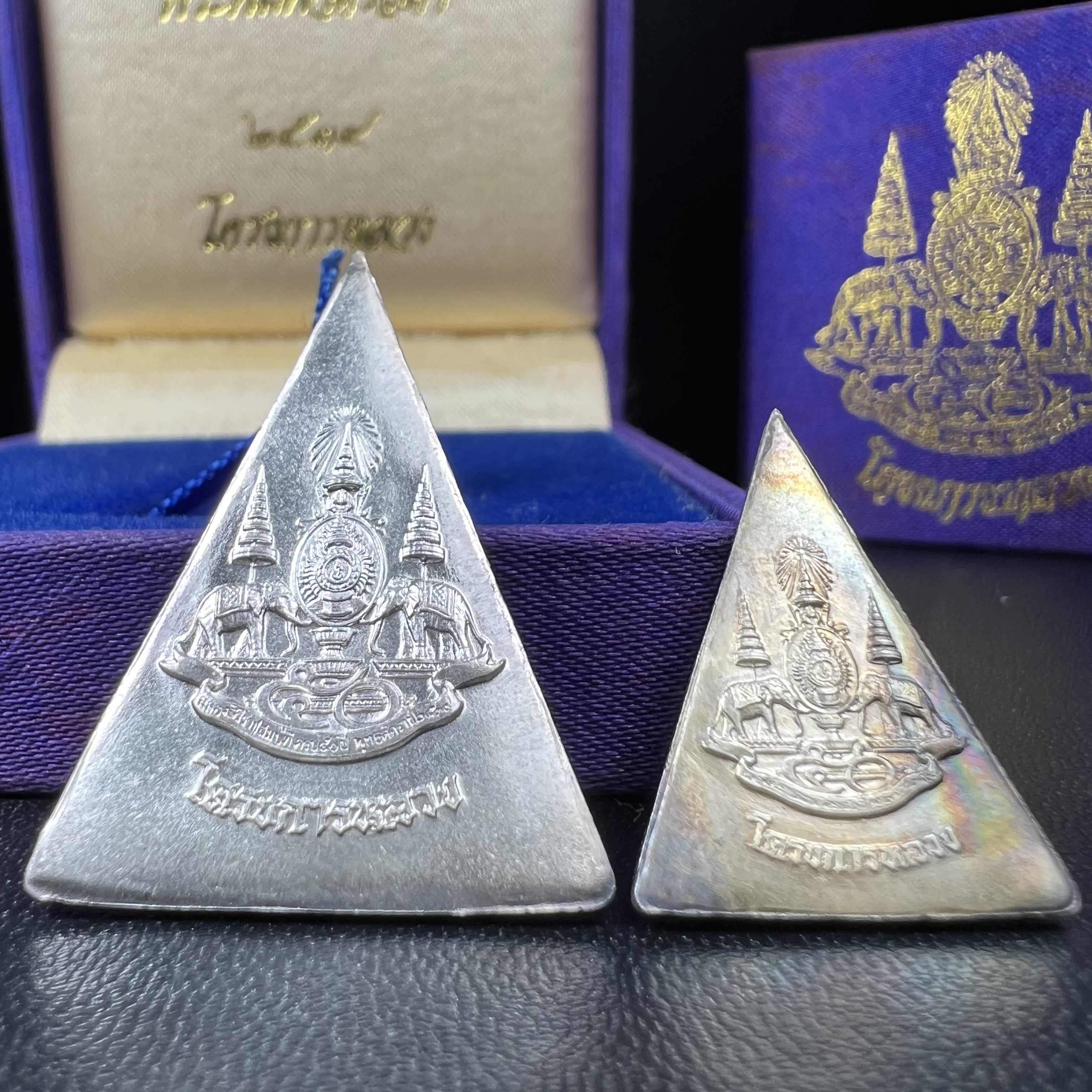 พระพุทธนวราชบพิตร พระพิมพ์จิตรลดา โครงการหลวง ปี2539 (พิมพ์ใหญ่+พิมพ์เล็ก) เนื้อเงินผิวเดิมขึ้นสีรุ่ง สวย แบบนิยมพร้อมกล่องบรรจุเดิม พิธีใหญ่ ปลุกเสกวัดพระแก้ว(1ชุด 2 องค์)