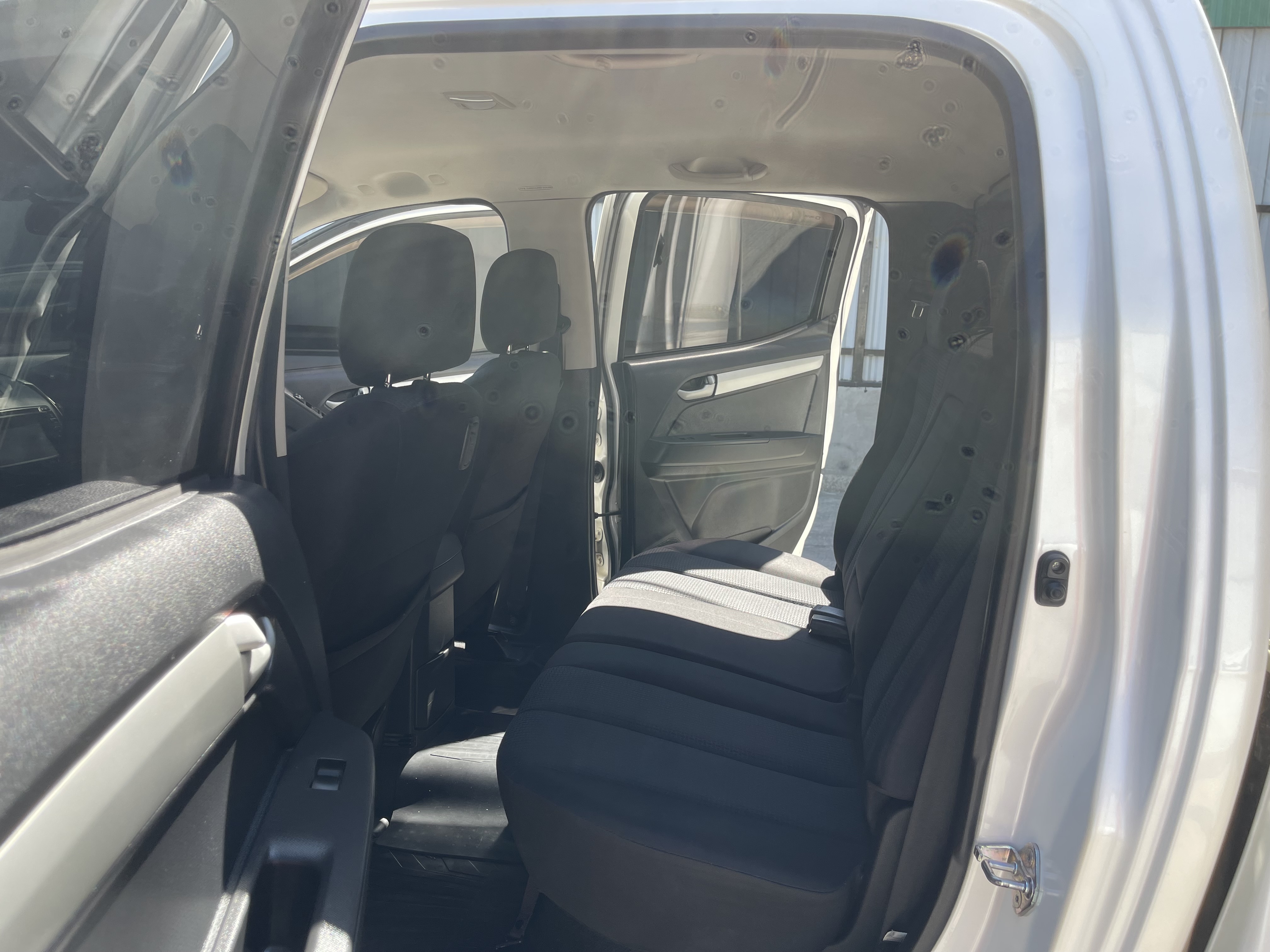 Isuzu Dmax All New 4ประตู Hilander 2.5 Vgs Z Dvd 2014 เงิน