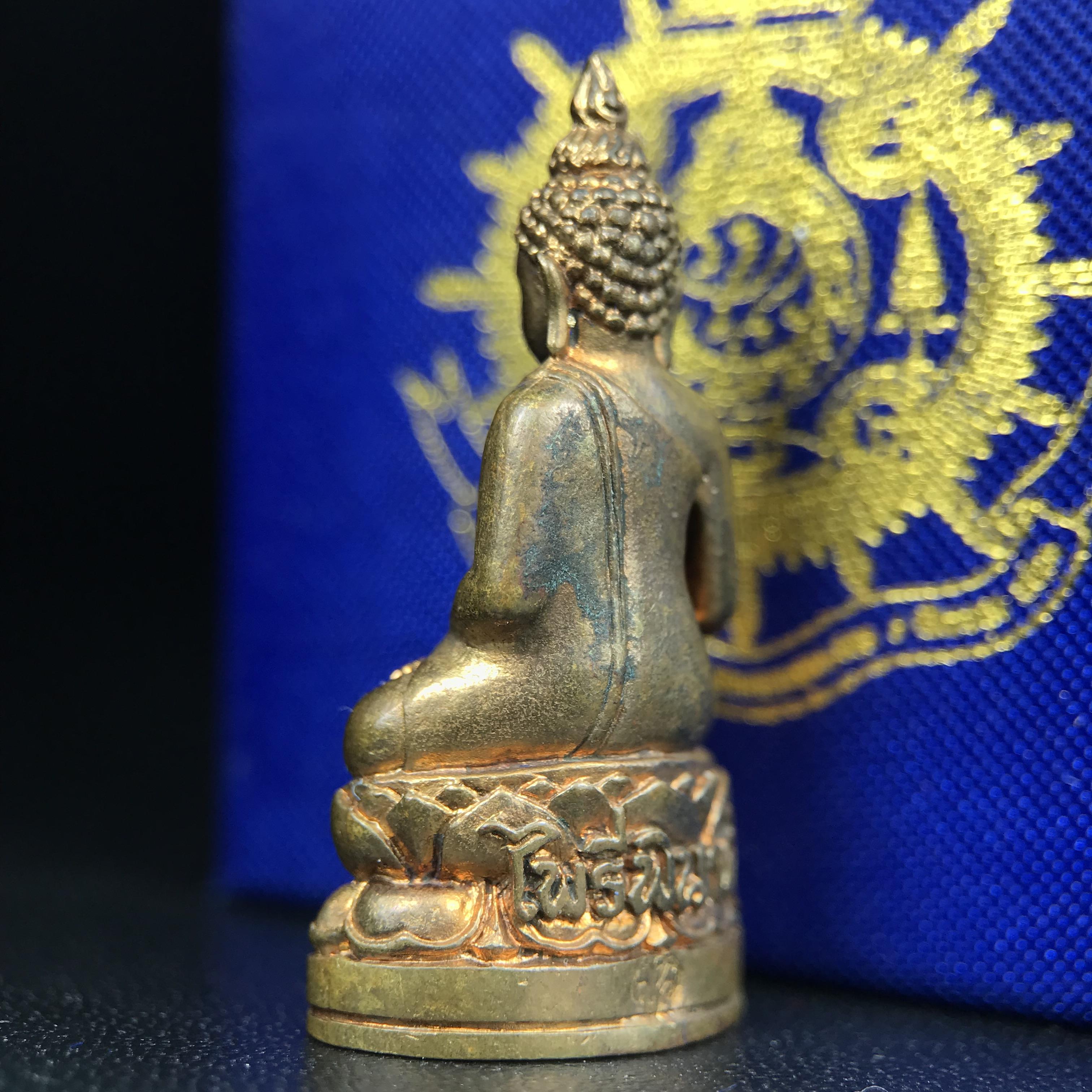 พระกริ่งไพรีพินาศ บรรจุเหล็กไหล ครั้งแรกและครั้งเดียวในประวัติศาสตร์ เฉลิมพระเกียรติ พระบาทสมเด็จพระเจ้าอยู่หัวรัชกาลที่9 พระชนมพรรษา 6 รอบ ปี2542 เนื้อสัมฤทธิ์(บรรจุเหล็กไหล)ดีนอก-ดีใน พิธีใหญ่ มวลสารเด่น (หายาก)