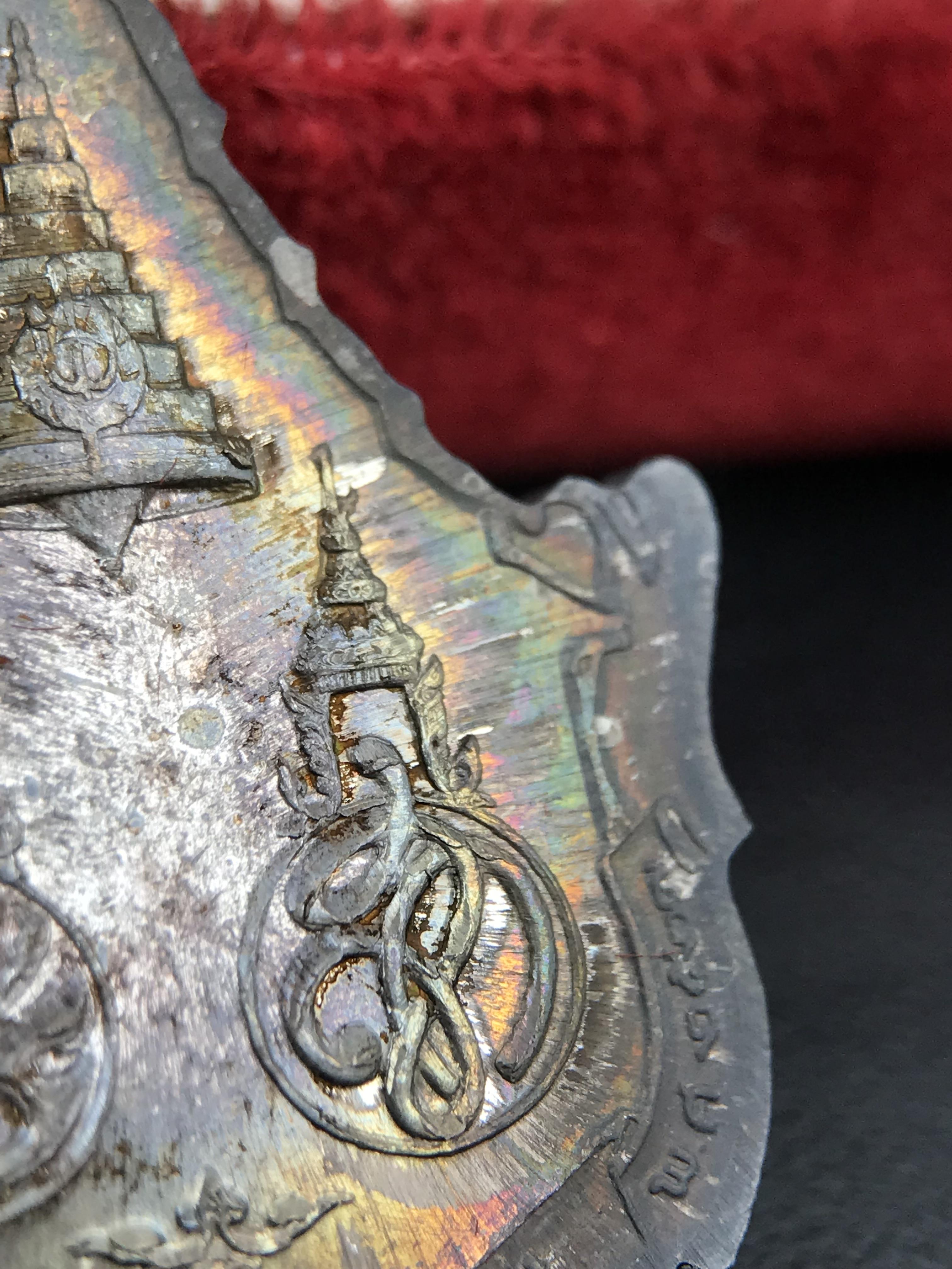 เหรียญพระพุทธญาณนเรศวร์ รุ่นแรก หลังพระปรมาภิไธย ภปร.และ สก.วัดญาณสังวราราม จ.ชลบุรี ปี 2527 เนื้อเงิน(ผิวเดิม ขึ้นรุ้งผิวน้ำทองกระจายทั่วเหรียญสวยมาก)ขนาด 2.3 x 3.8 ซม. พร้อมกล่องเดิม สมเด็จพระญาณสังวร ประธานในพิธีมหาพุทธาภิเษก(เนื้อเงินพบเจอน้อย หายาก)