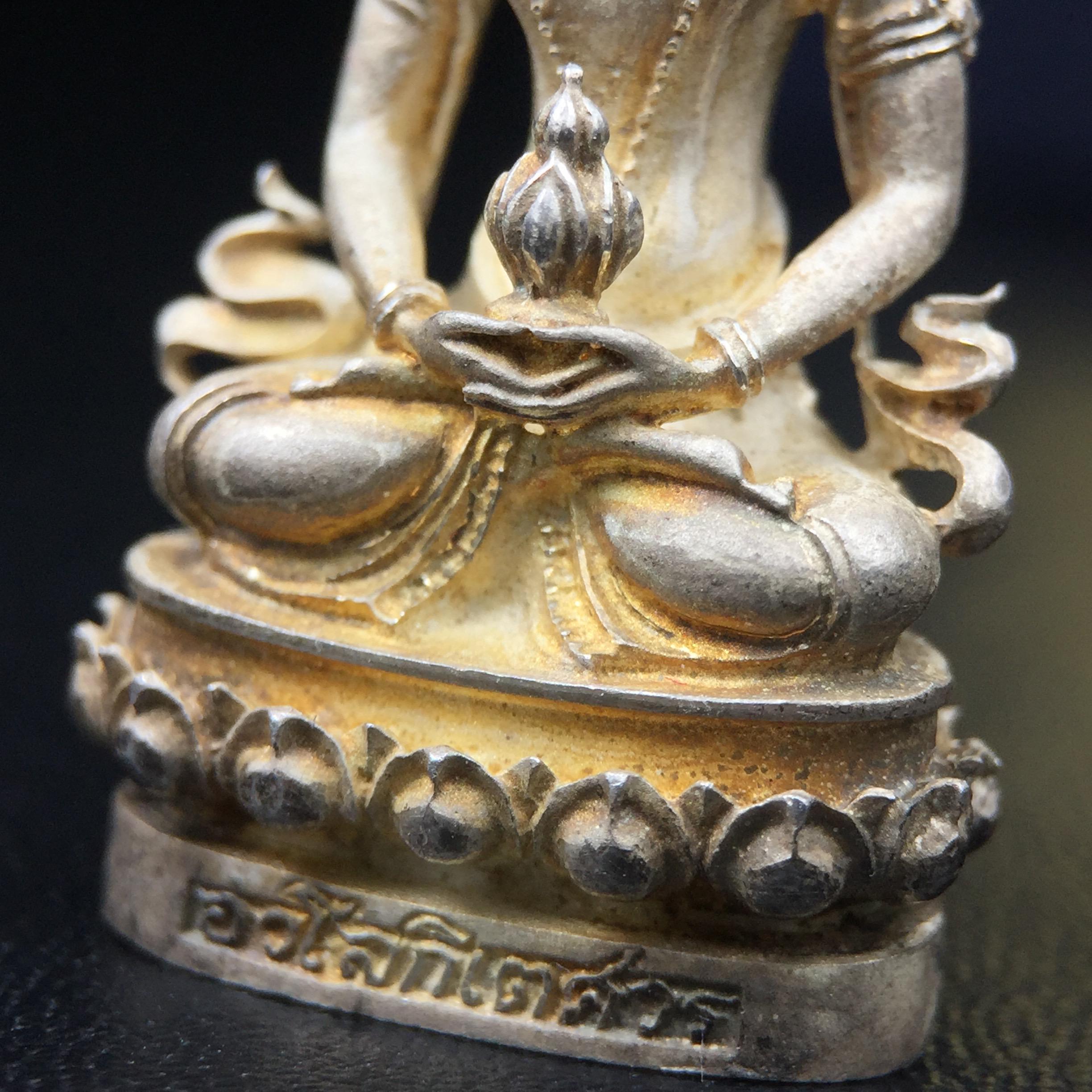 พระกริ่งอวโลกิเตศวร ( เจ้าแม่กวนอิม ) วัดโพธิ์แมนคุณาราม เนื้อเงิน พ่นทราย(ผิวเดิม ขึ้นสีรุ้งธรรมชาติ แบบนิยม เสน่ห์ของพระเนื้อเงิน) รุ่นอุดมโภคทรัพย์ พ.ศ.2539(อีกหนึ่งรุ่นยอดนิยม พุทธศิลป์สวยงดงาม)