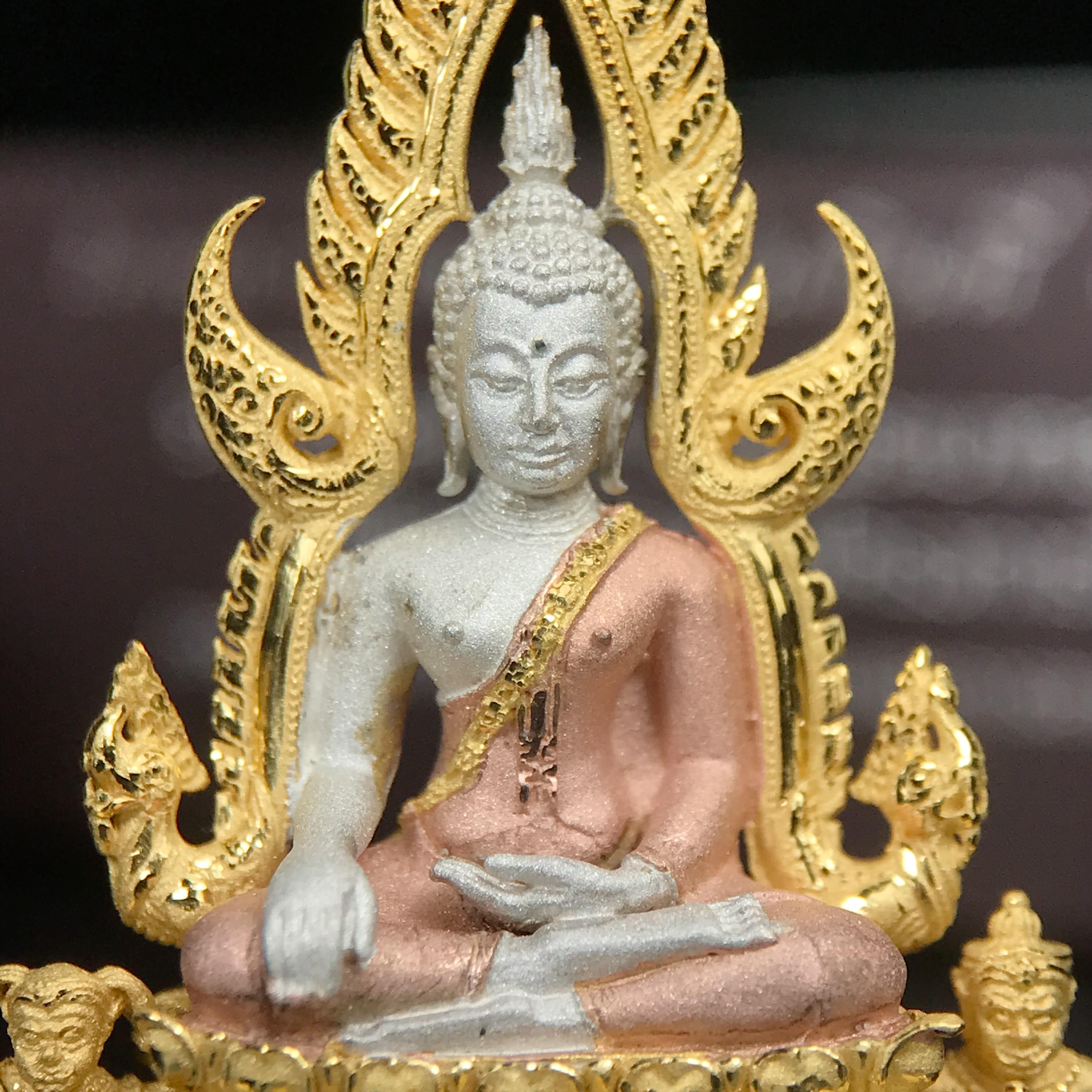 พระพุทธชินราช ภปร. โครงการ "เพราะแผ่นดินนี้ คือ แผ่นดินเกิด" ปี 2548(รุ่นแรก) ลอยองค์เนื้อเงินสามกษัตริย์ หน้าตัก 1/2 นิ้ว (ขนาด 3.5 x 2.5 ซม.) พุทธศิลป์งดงามทรงคุณค่า รุ่นยอดนิยม(องค์หมายเลข ๘๘๕๐)