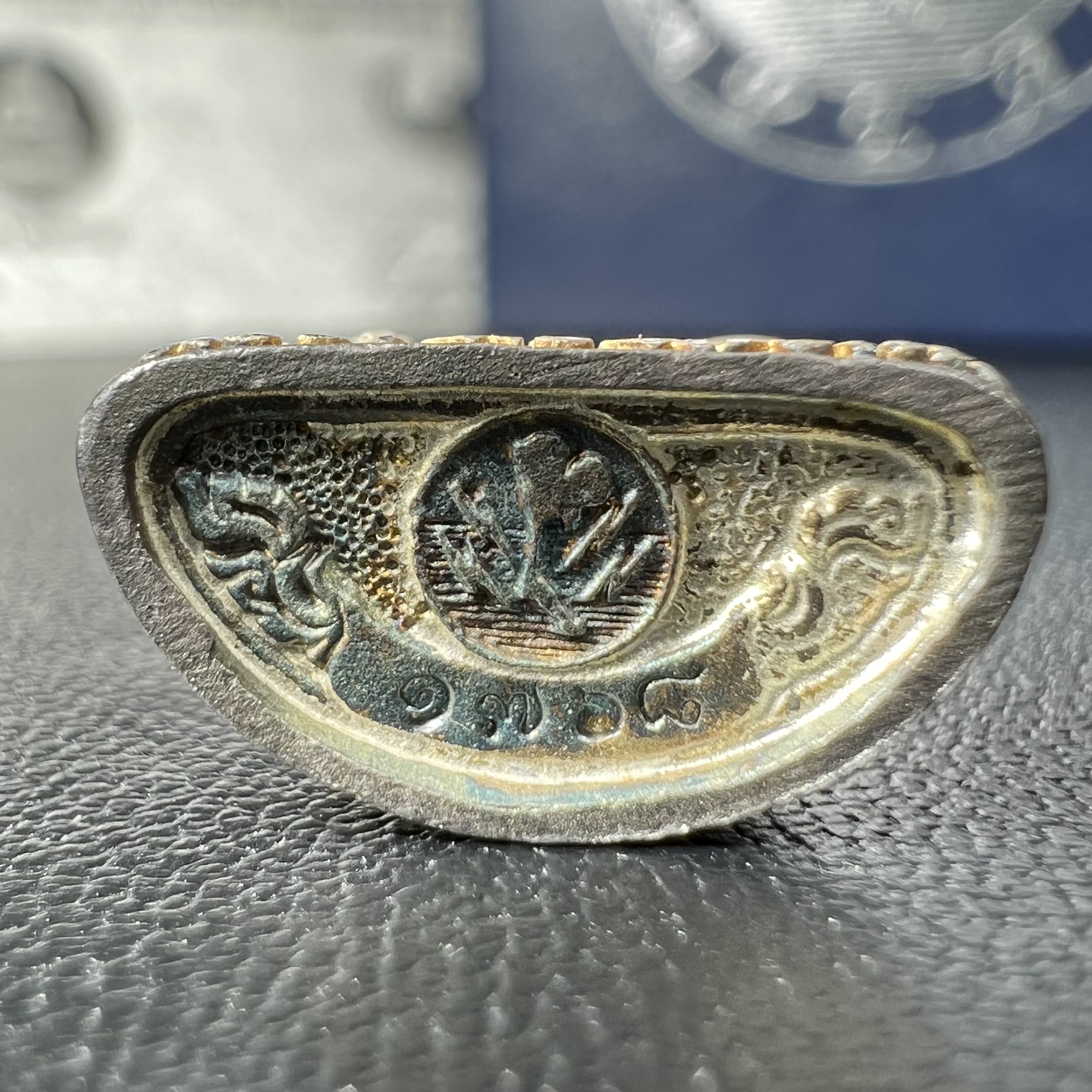 พระกริ่งไพรีพินาศ วัดบวรนิเวศวิหาร ปี2538 การไฟฟ้าส่วนภูมิภาคจัดสร้าง เนื้อเงิน(สภาพผิวเดิม ขึ้นสีรุ้งธรรมชาติ สวยแบบนิยม)พร้อมกล่องบรรจุเดิมและการ์ดใบรับรองเดิมครบสมบูรณ์ หมายเลข 1768