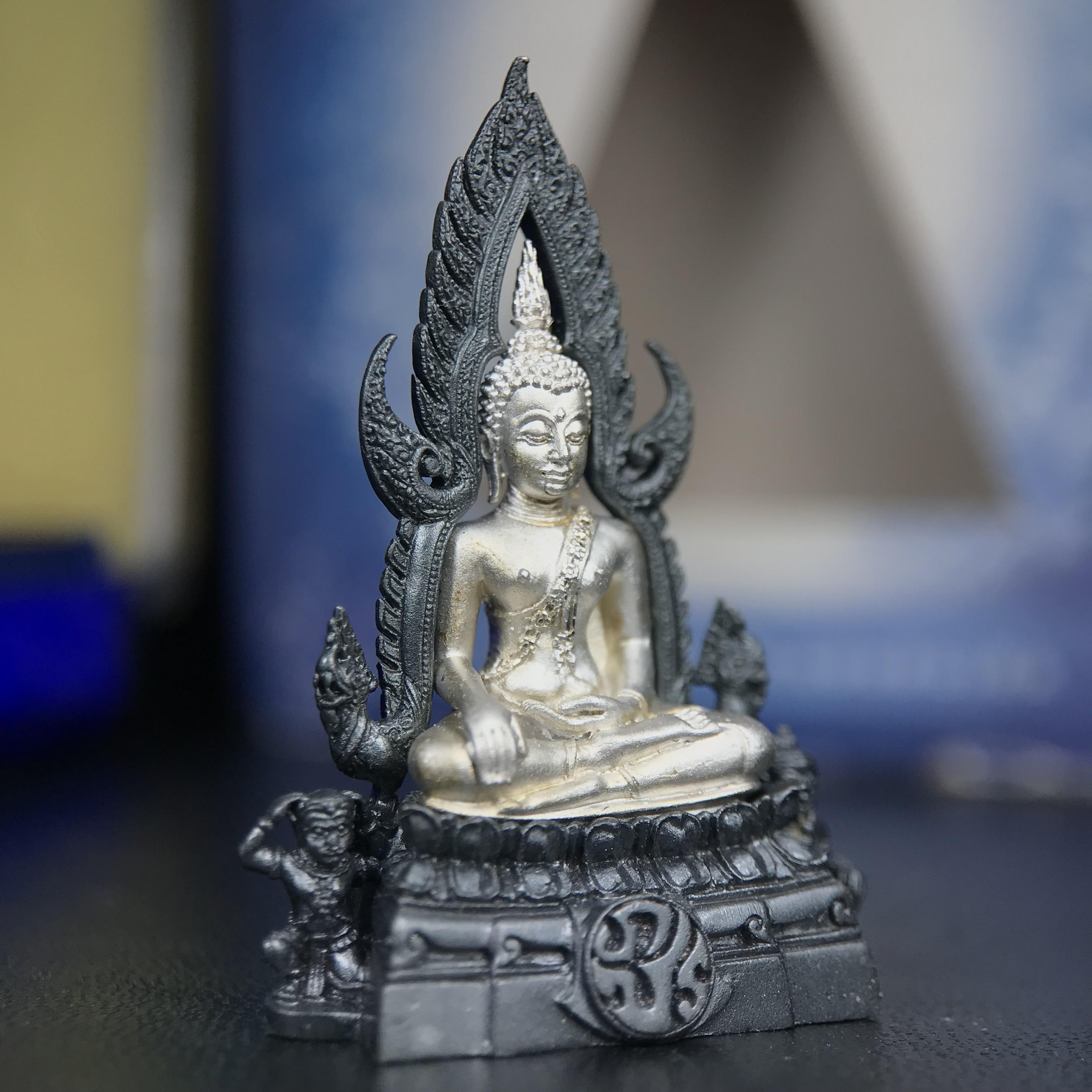 พระพุทธชินราช ภปร. โครงการเพราะแผ่นดินนี้คือแผ่นดินเกิด เนื้อเงินชุบทองคำขาวซุ้มรมดำ ปี2551 ขนาดหน้าตัก1/2นิ้ว(3.5*2.5ซม.)ประกอบพิธี ณ พระอุโบสถ วัดพระศรีรัตนศาสดาราม(วัดพระแก้ว)และพระวิหารวัดพระศรีรัตนมหาธาตุวรมหาวิหาร(จ.พิษณุโลก)(สวยงามหายาก)1ใน5000องค์