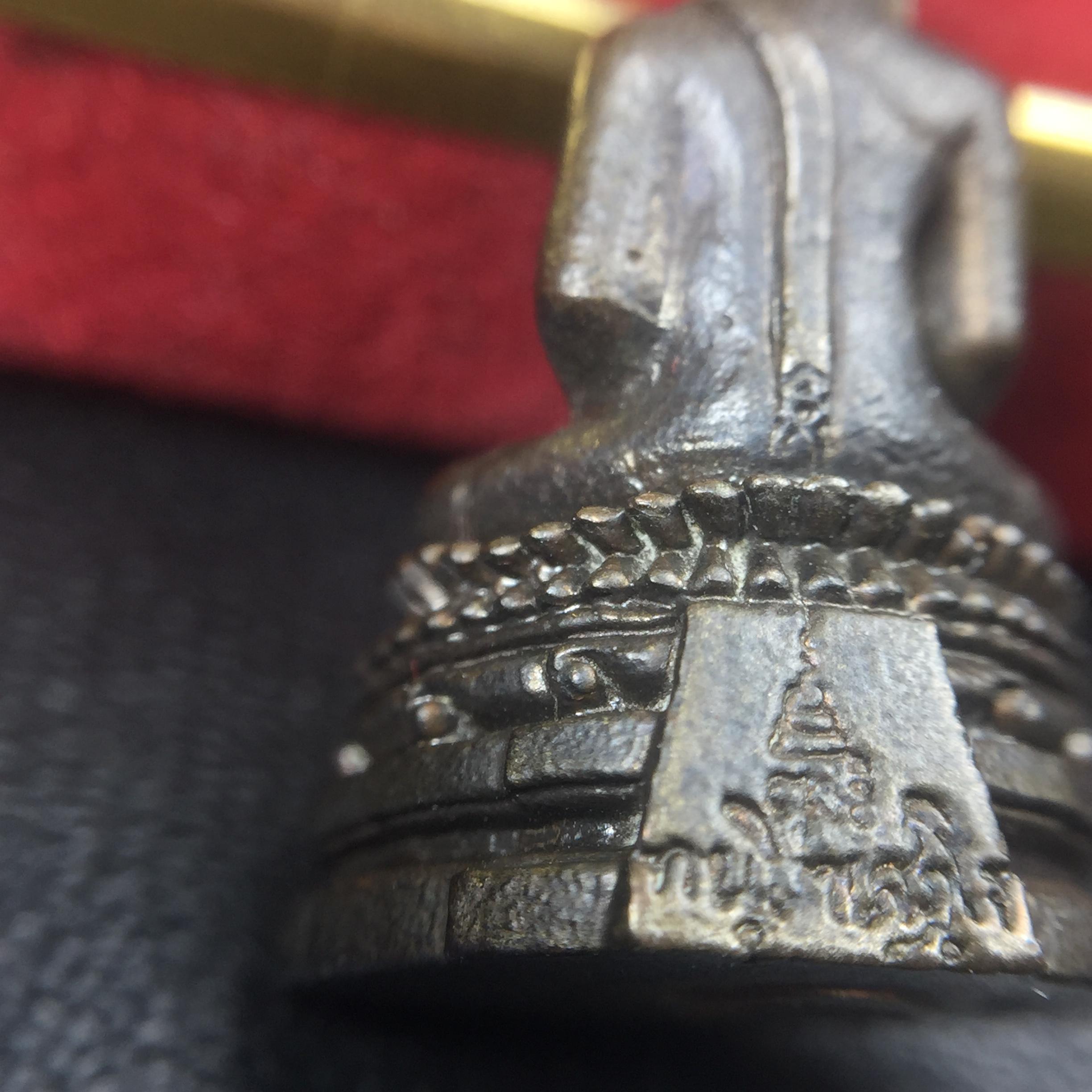 พระกริ่งพระพุทธชินสีห์ ภปร ทันโตเสฏโฐ ปี 2533 เนื้อนวโลหะ (วัตถุมงคลหนึ่งเดียวที่บรรจุพระทนต์(ฟัน)ในหลวงรัชกาลที่9 พระราชทานให้จัดสร้าง)(1ใน1999องค์)