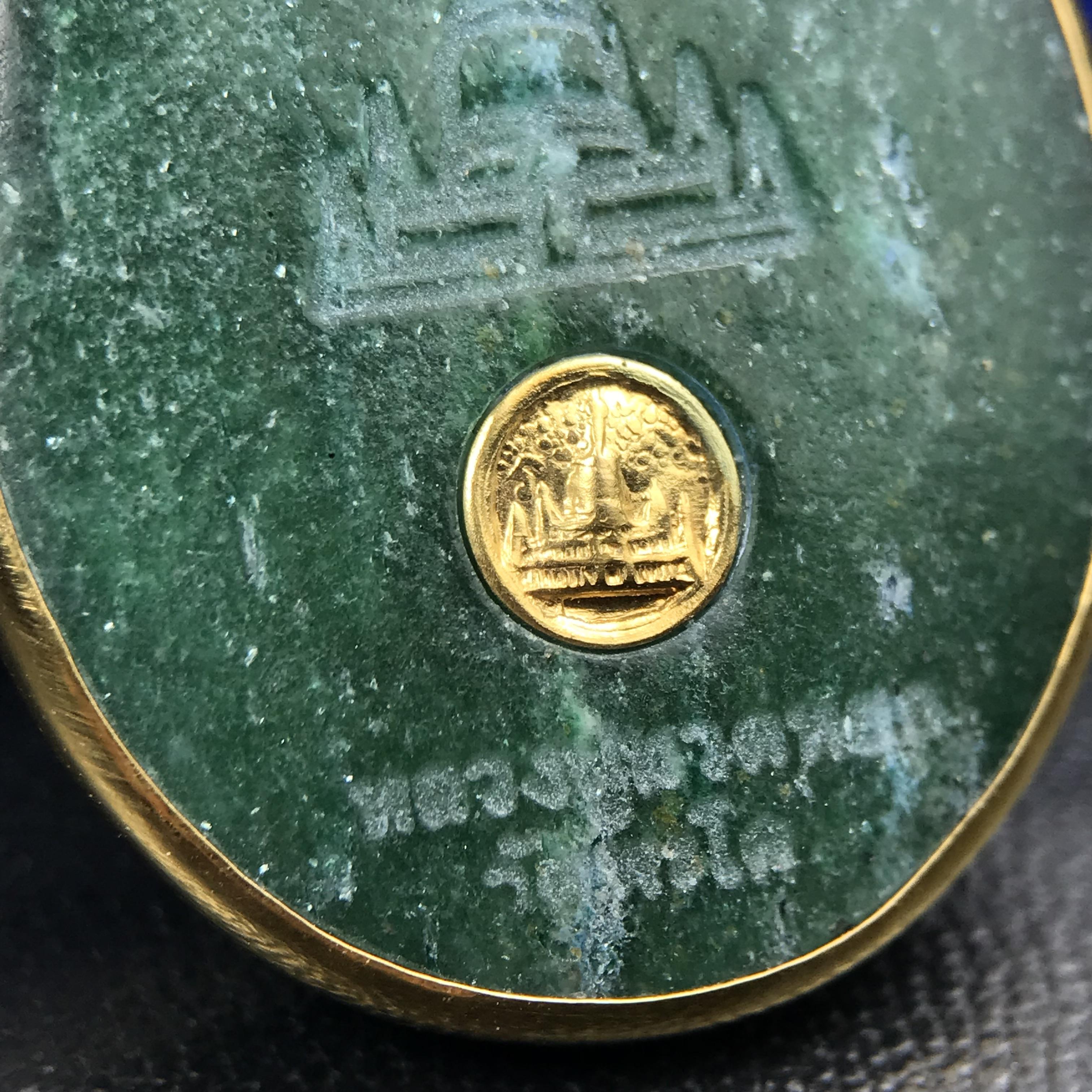 หลวงปู่ทวด วัดพะโคะ จ.สงขลา ปี 2543 เหรียญหยกรูปไข่(เลี่ยมทองคำ) ขนาด 2.2 x 2.5 ซม. ด้านหลังแผ่นโค๊ตทองคำ สร้างโดยสมาคมชาวเพชรบุรี “สมเด็จเจ้าพะโคะหลวงปู่ทวดเหยียบน้ำทะเลจืด” ครั้งแรกแห่งประวัติศาสตร์(สวยงามเป็นของล้ำค่าหายากมาก)สภาพสวยสมบูรณ์