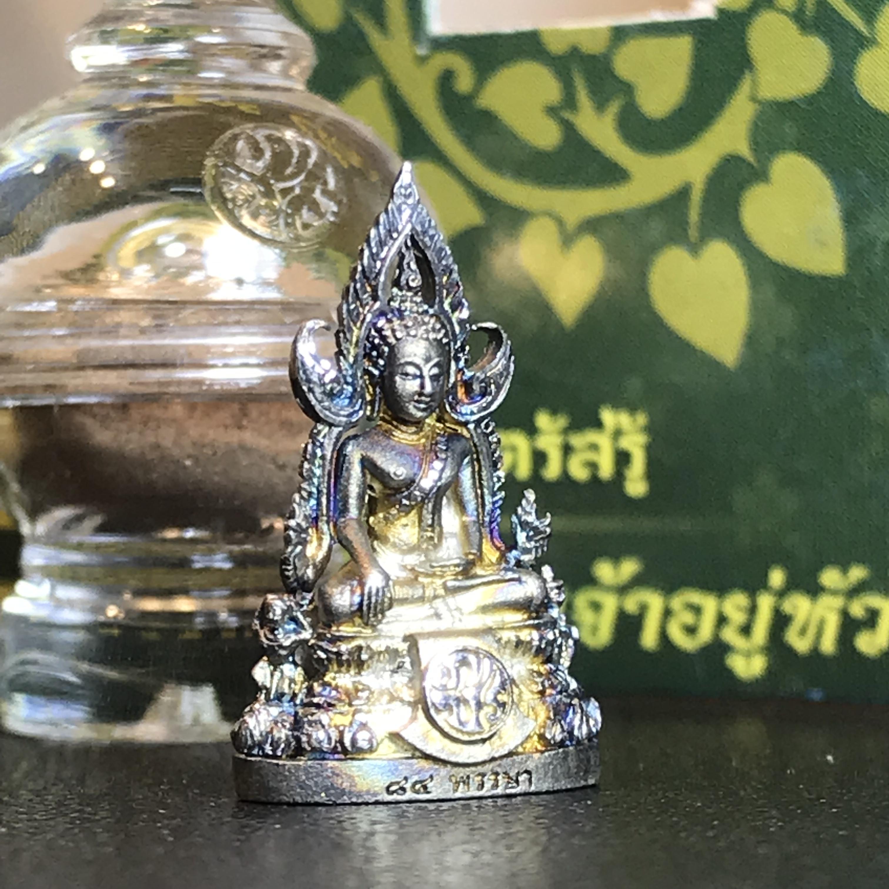 พระพุทธชินราช(จำลอง) ภปร 84 พรรษา เนื้อเงินชุบทองคำขาว พิมพ์เล็กขนาดหน้าตัก 1/4 นิ้ว สภาพผิวเดิมขึ้นผิวรุ้งสวยงาม