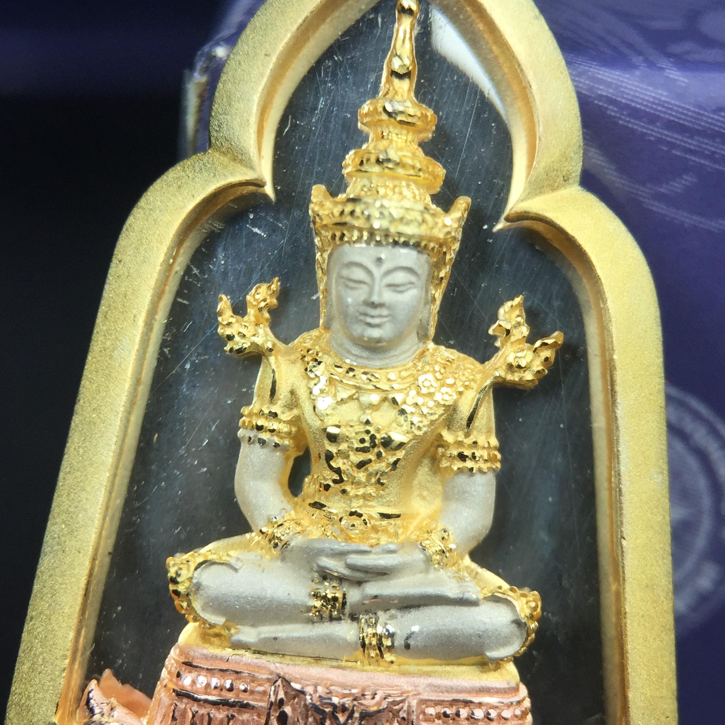 พระแก้วมรกต ภปร. ปี2547 จัดสร้างโดย รพ.ภูมิพลฯ เนื้อเงิน (3 กษัตริย์)เหรียญทรงซุ้ม ขนาด 20*33 มม.งดงามทรงคุณค่าอีกหนึ่งรุ่นยอดนิยม หายาก