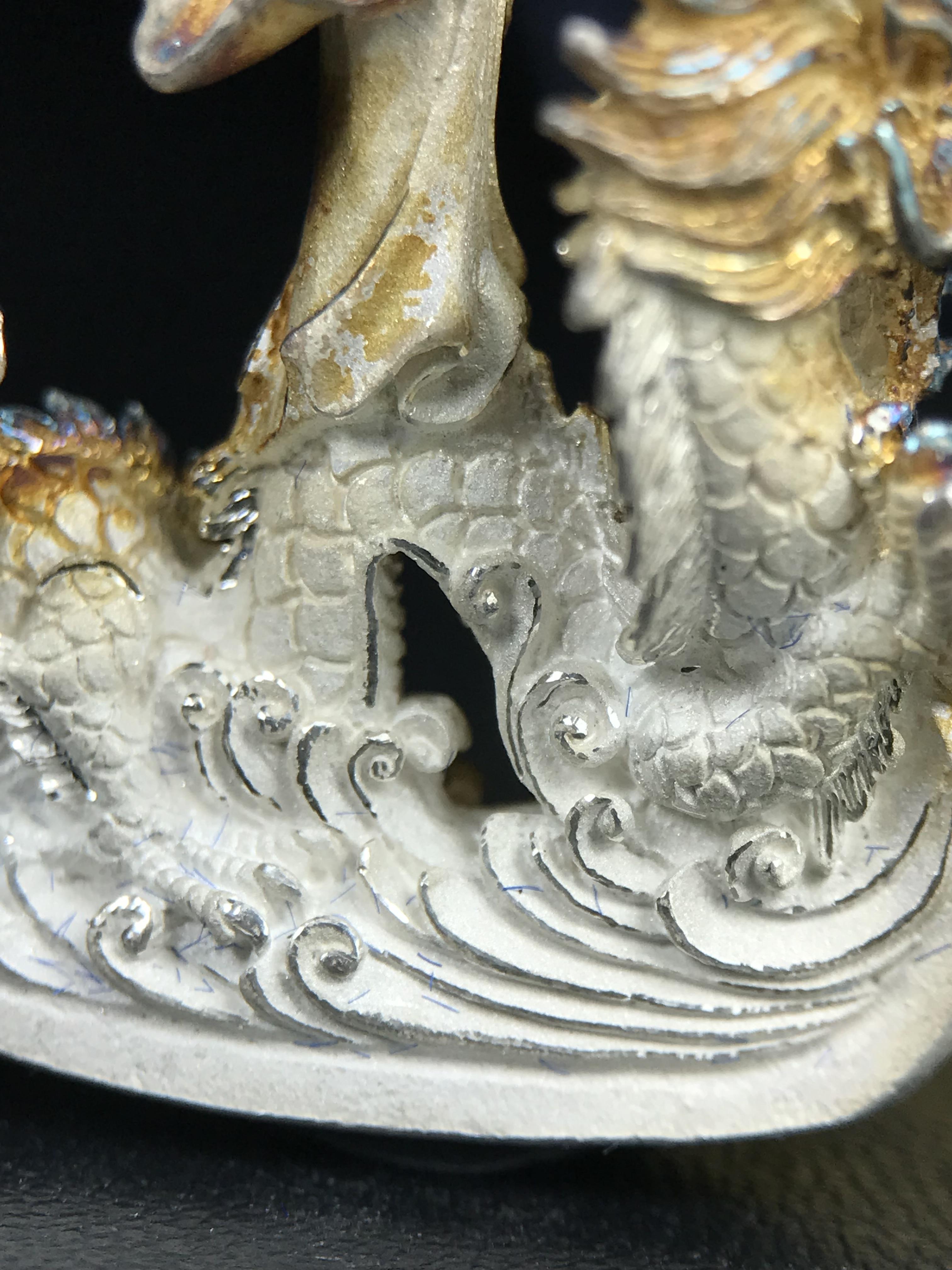 รูปหล่อลอยองค์พระโพธิสัตว์กวนอิม ทรงประทับมังกร จ.ระนอง ปี 2539 เนื้อเงิน พิมพ์ใหญ่(ผิวรุ้งไฟ)(สภาพผิวเดิมขึ้นสีรุ้งธรรมชาติสวยแบบนิยม)(เสน่ห์พระเนื้อเงินสีสันที่ธรรมชาติสรรค์สร้าง)เฉลิมฉลองในวโรกาสที่พระบาทสมเด็จพระเจ้าอยู่หัวทรงครองสิริราชสมบัติครบ50ปี