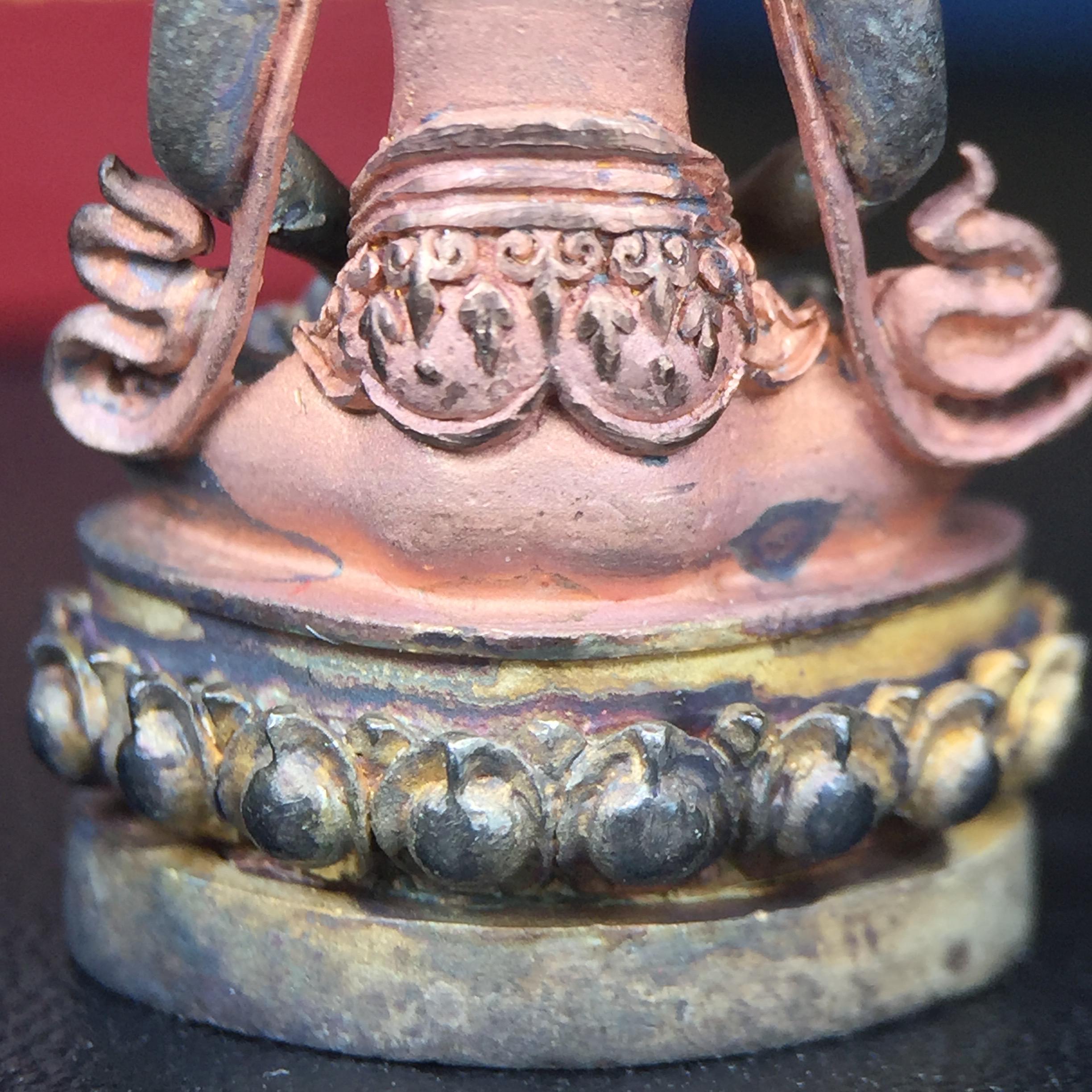 พระกริ่งอวโลกิเตศวร ( เจ้าแม่กวนอิม ) วัดโพธิ์แมนคุณาราม รุ่นอุดมโภคทรัพย์ พ.ศ.2539 เนื้อเงิน 3 กษัตริย์ พ่นทราย(ผิวเดิม ขึ้นสีรุ้งธรรมชาติ แบบนิยม เสน่ห์ของพระเนื้อเงิน) (พร้อมกล่องบรรจุการ์ดใบรับรองเดิมครบ) (อีกหนึ่งรุ่นยอดนิยม พุทธศิลป์สวยงดงาม)