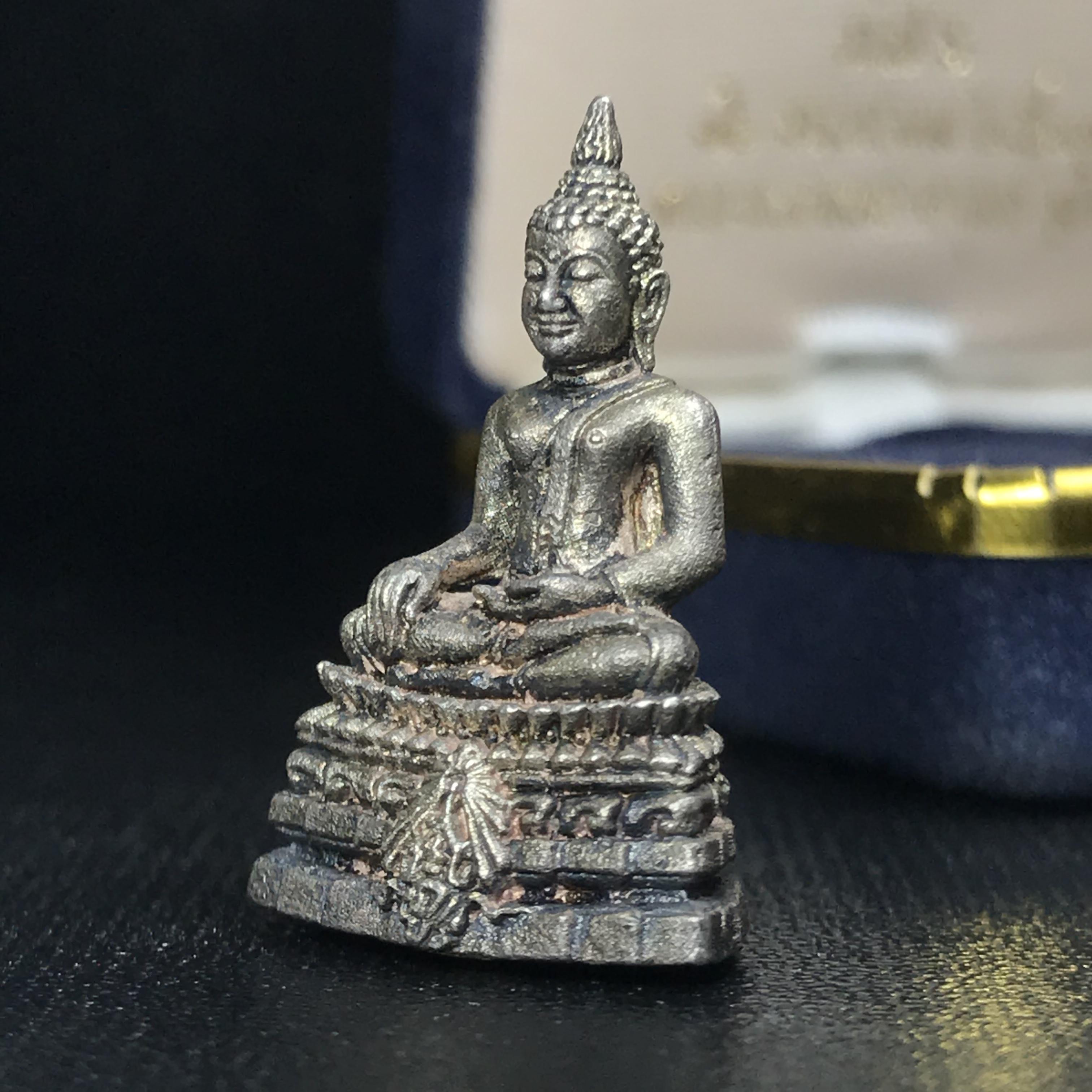 พระกริ่งพระพุทธชินสีห์ ภปร ทันโตเสฏโฐ ปี 2533 เนื้อเงิน (วัตถุมงคลหนึ่งเดียวที่บรรจุพระทนต์(ฟัน)ในหลวงรัชกาลที่9 พระราชทานให้จัดสร้าง)(1ใน1999องค์)