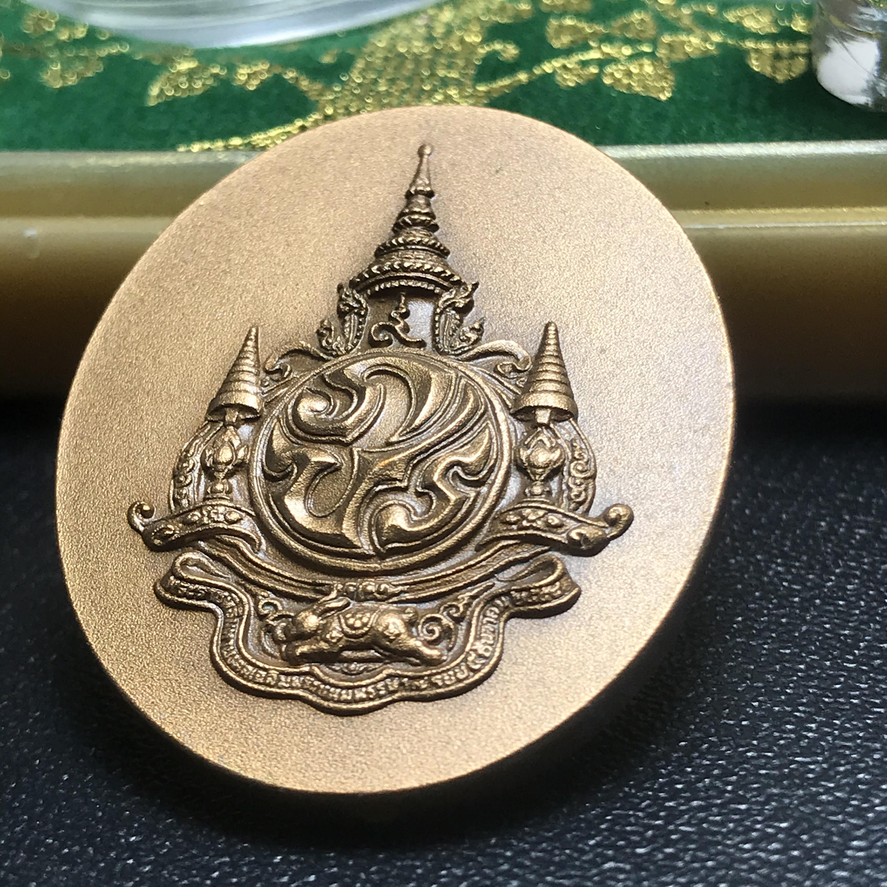 เหรียญพระบรมรูปหล่อพระบาทสมเด็จพระเจ้าอยู่หัว 84 พรรษา เนื้อทองแดงรมดำขัดวินอล พิมพ์กลาง(29*35 มม.)(บรรจุมวลสารจิตรลดา เส้นเกษา(เส้นผม)รัชกาลที่9 พระราชทาน)