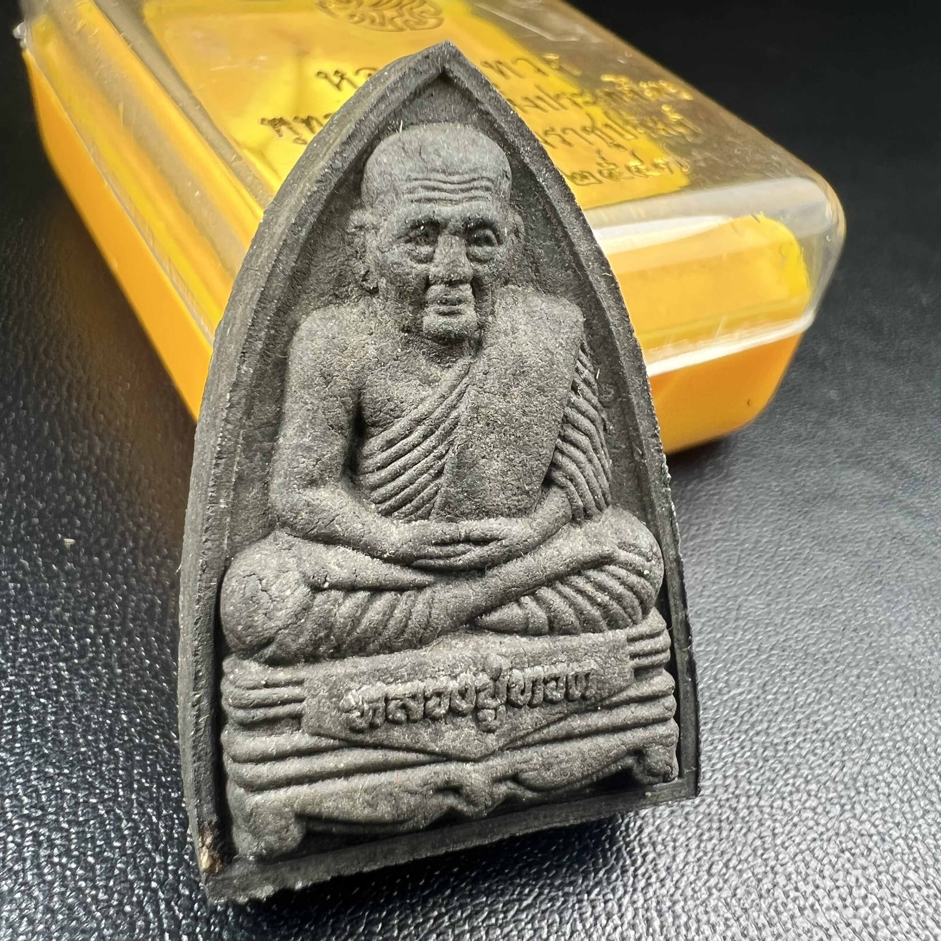 พระหลวงปู่ทวด ภปร.ปี2547 เนื้อว่าน ทรงกลีบบัว (พิมพ์เตารีด)(ชนวนเก่า)ด้านหลังมี ภ.ป.ร. เป็นโลหะผสม สูง 3.3 ซม. พร้อมกล่องบรรจุเดิม พิธีใหญ่ มวลสารดี ปลุกเสกวัดพระแก้ว