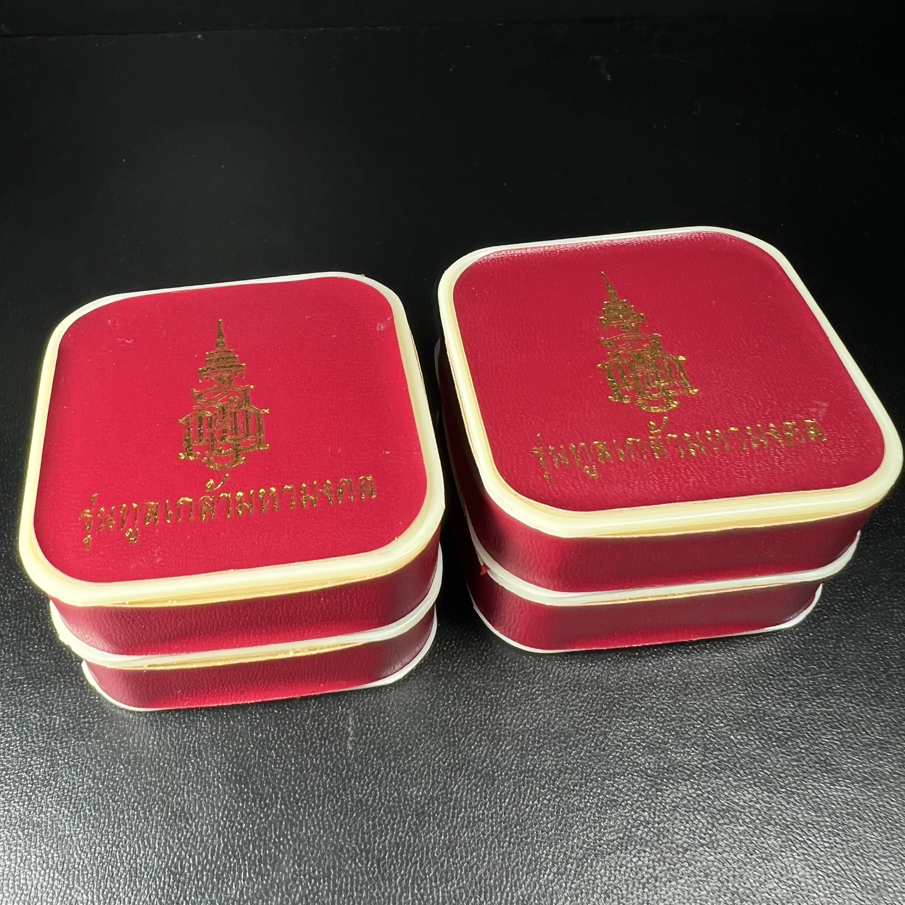 เหรียญหล่อฉลุลายพระพุทธโสธรทรงอาร์มลายกนก เนื้อเงินบริสุทธิ์พ่นทรายนวลขัดเงา(แผ่นกลางทองคำ) พิมพ์เล็ก สูง 2.1 ซม. รุ่น "ทูลเกล้ามหามงคล" ปี 2544(สภาพคัดสวยซีนซองเดิมกล่องบรรจุเดิมครบสมบูรณ์)