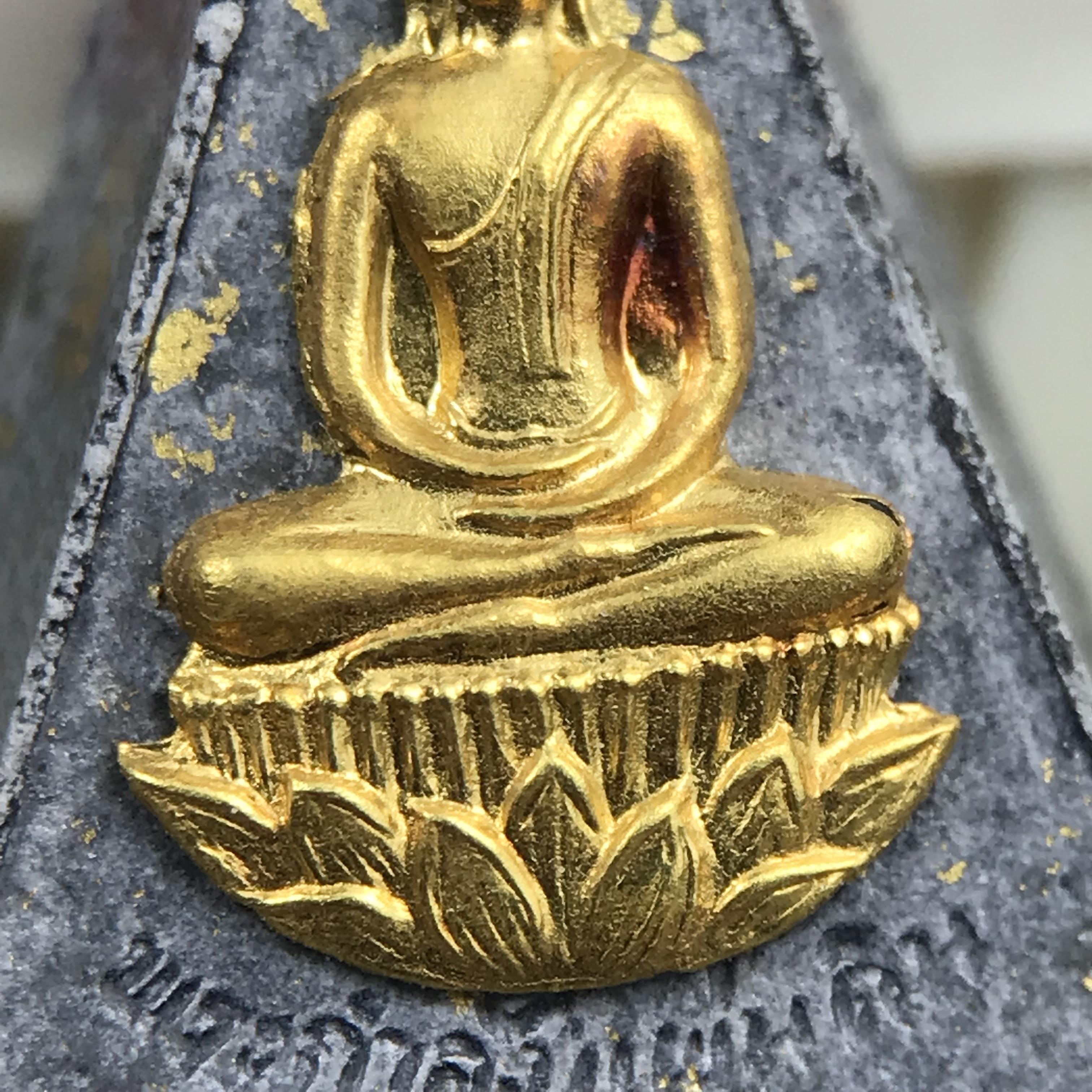 พระกำลังแผ่นดิน พระราชทาน วัดบวรนิเวศวิหาร ปี 2539 พิมพ์เล็กหน้ากากทองคำ (ในหลวง รัชกาลที่ 9 พระราชทานมวลสารจิตรลดา)นิยมหายาก