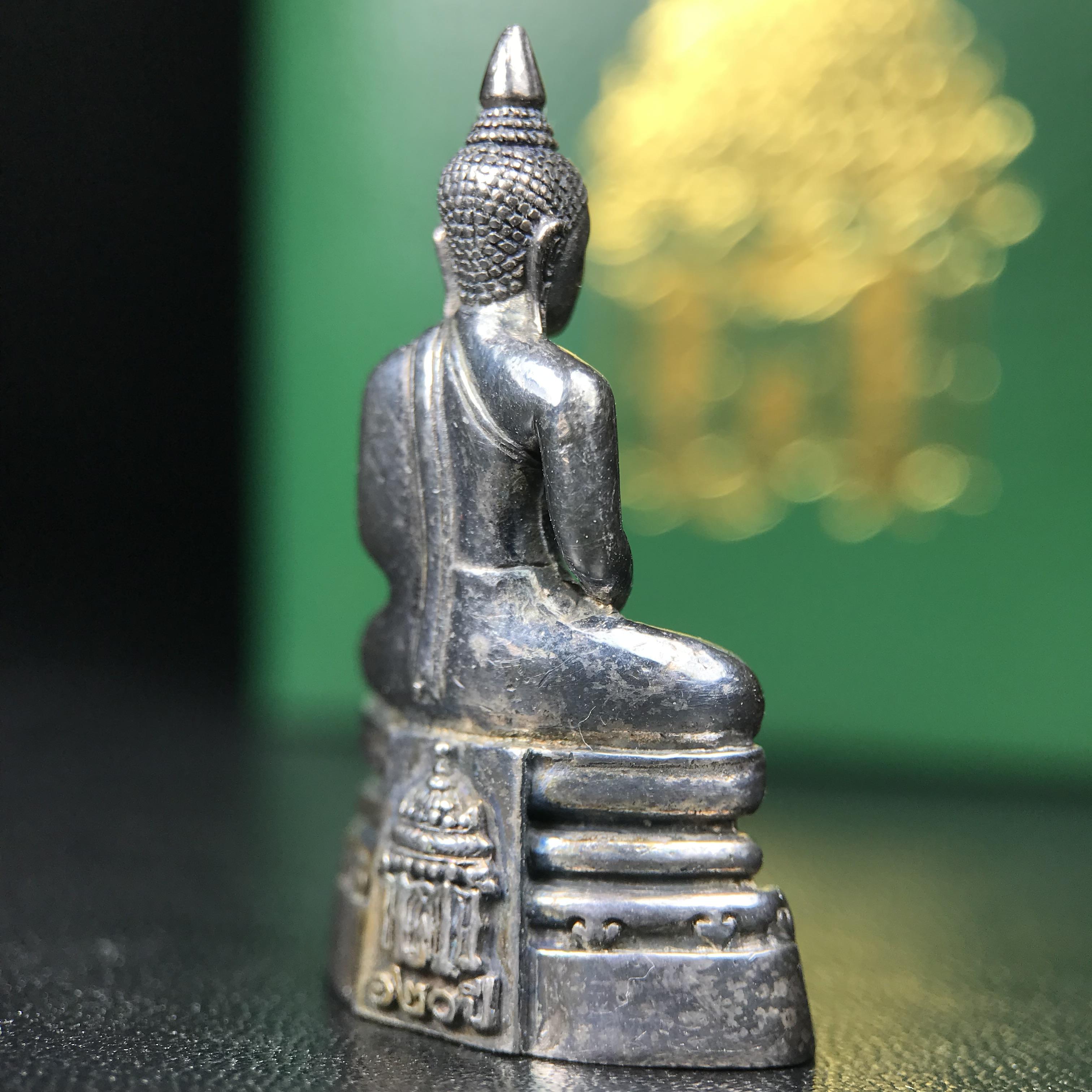 พระพุทธโสธร รุ่น กศก. 120 ปี เนื่องในโอกาสครบ 120 ปี กรมศุลกากร กระทรวงการคลัง จัดสร้าง ปี 2537 เนื้อเงินบริสุทธิ์ 99.9% ผิวขัดเงาลงดำ(เข้มขลัง)(งานบริษัท แพรนด้า จิวเวลรี่)สวยงดงาม ทรงคุณค่า