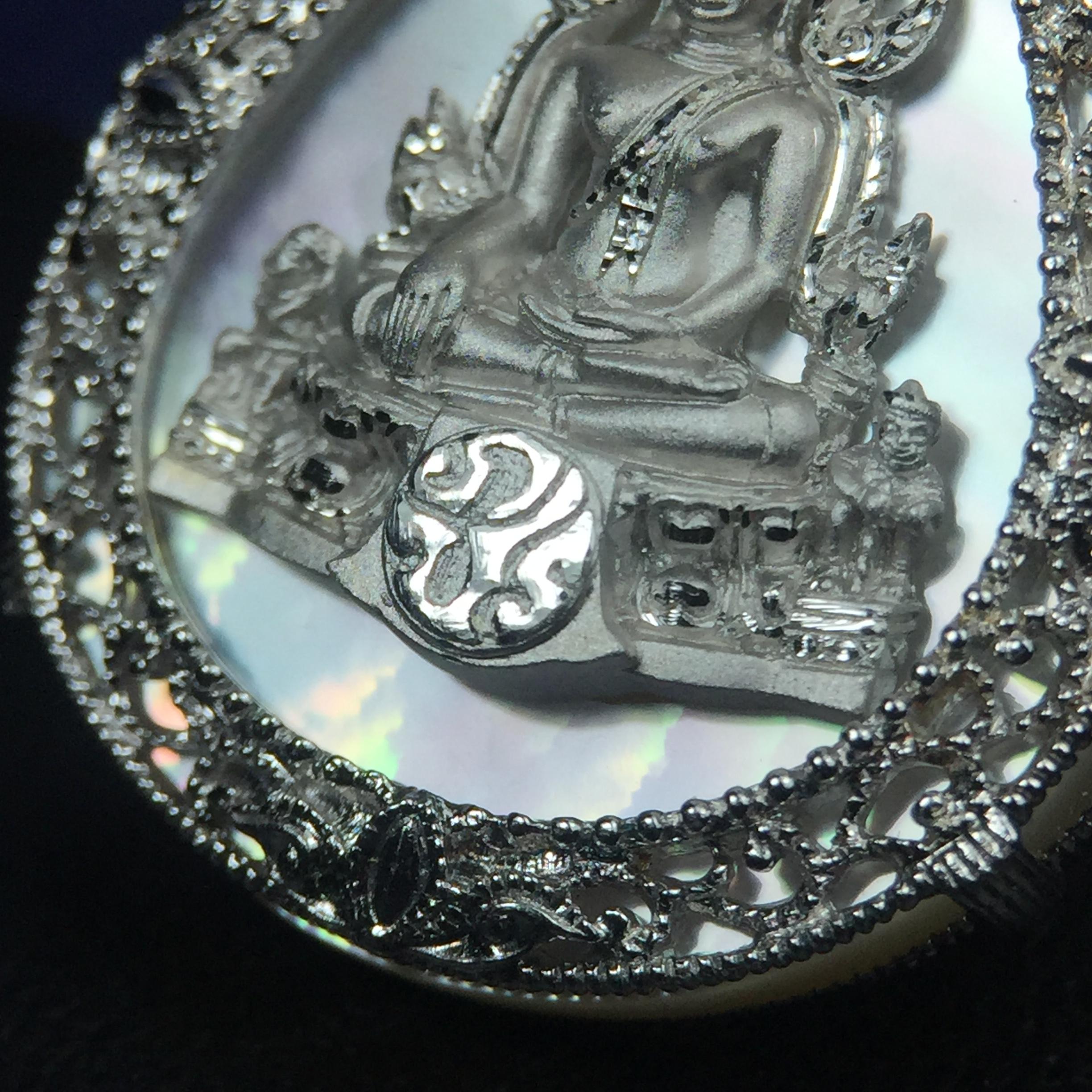 เหรียญพระพุทธชินราช ภปร. โครงการ เพราะแผ่นดินนี้คือแผ่นดินเกิด ปี 2551 รูปหยดน้ำ เนื้อเงินชุบทองคำขาว(ล้อมด้วยกรอบเงินชุบทองคำขาวสลักเสลาเป็นลวดลายละเอียดอ่อน ส่วนพื้นองค์พระเป็นเปลือกหอยมุขสวยงดงาม )(ขนาด 21 x 29 มม.) (สวยงามหายาก)1ใน5000องค์