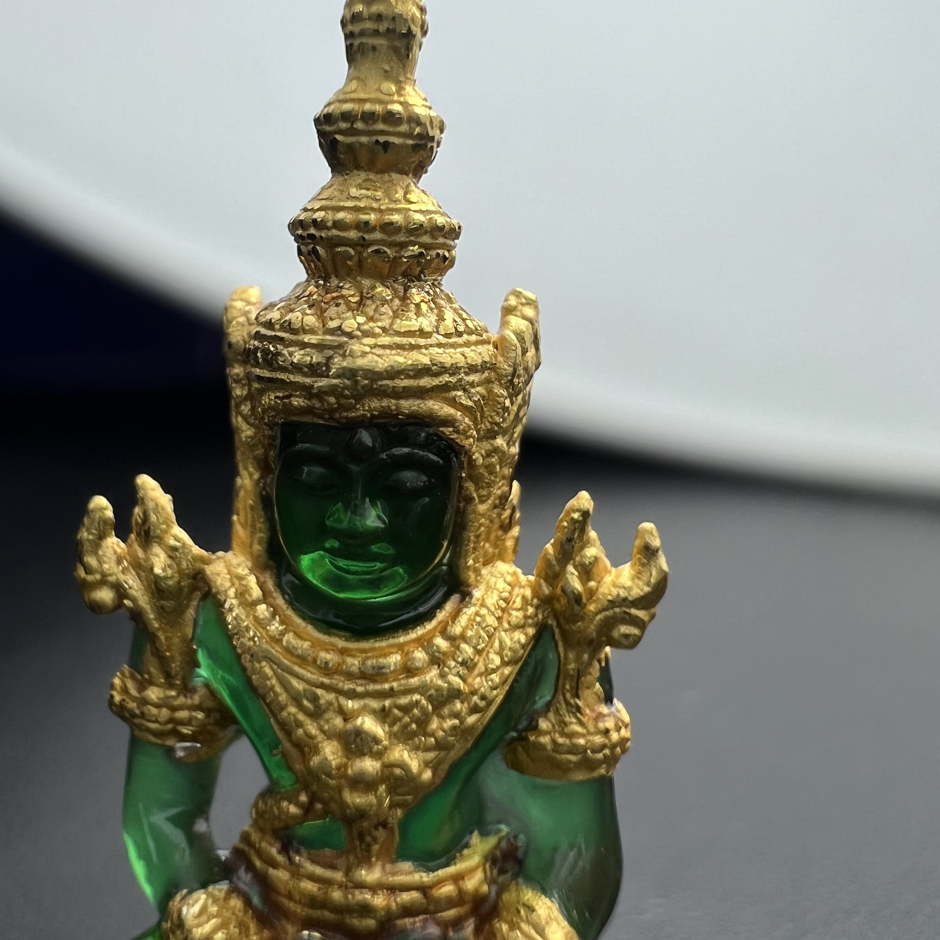 พระแก้วมรกต ภปร. จัดสร้างโดย รพ.ภูมิพลฯ ปี2547 ลอยองค์ขนาดหน้าตัก 1/2 นิ้ว เนื้อเรซิ่นหุ้มทองคำ99.99 งดงามทรงคุณค่าอีกหนึ่งรุ่นยอดนิยม หายาก