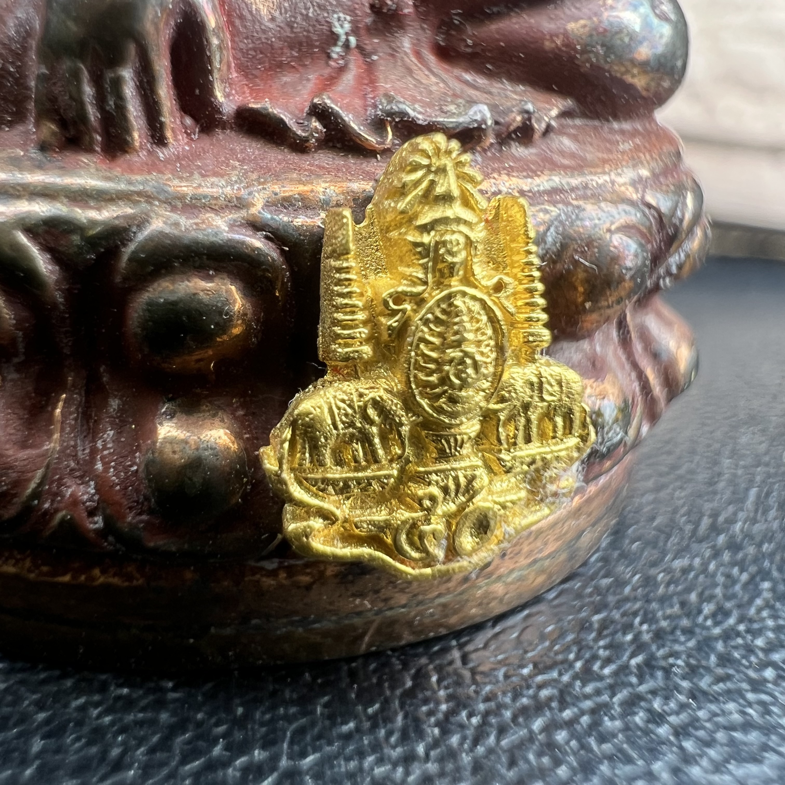 พระกริ่งเจริญโภคทรัพย์ พระพิมพ์จิตรลดา ที่ระลึกโครงการหลวง ปี 2539 ฉลองครองราชสมบัติครบ 50 ปี รัชกาลที่ 9 ตรากาญจนาภิเษกทองคำ(เนื้อทองคำแท้)(ชุดกรรมการหายาก)(สภาพผิวยาขัดแดงๆติดเต็มๆสวยเดิม ผิวแบบนี้พบเจอน้อย))(1ใน1999ชุด)