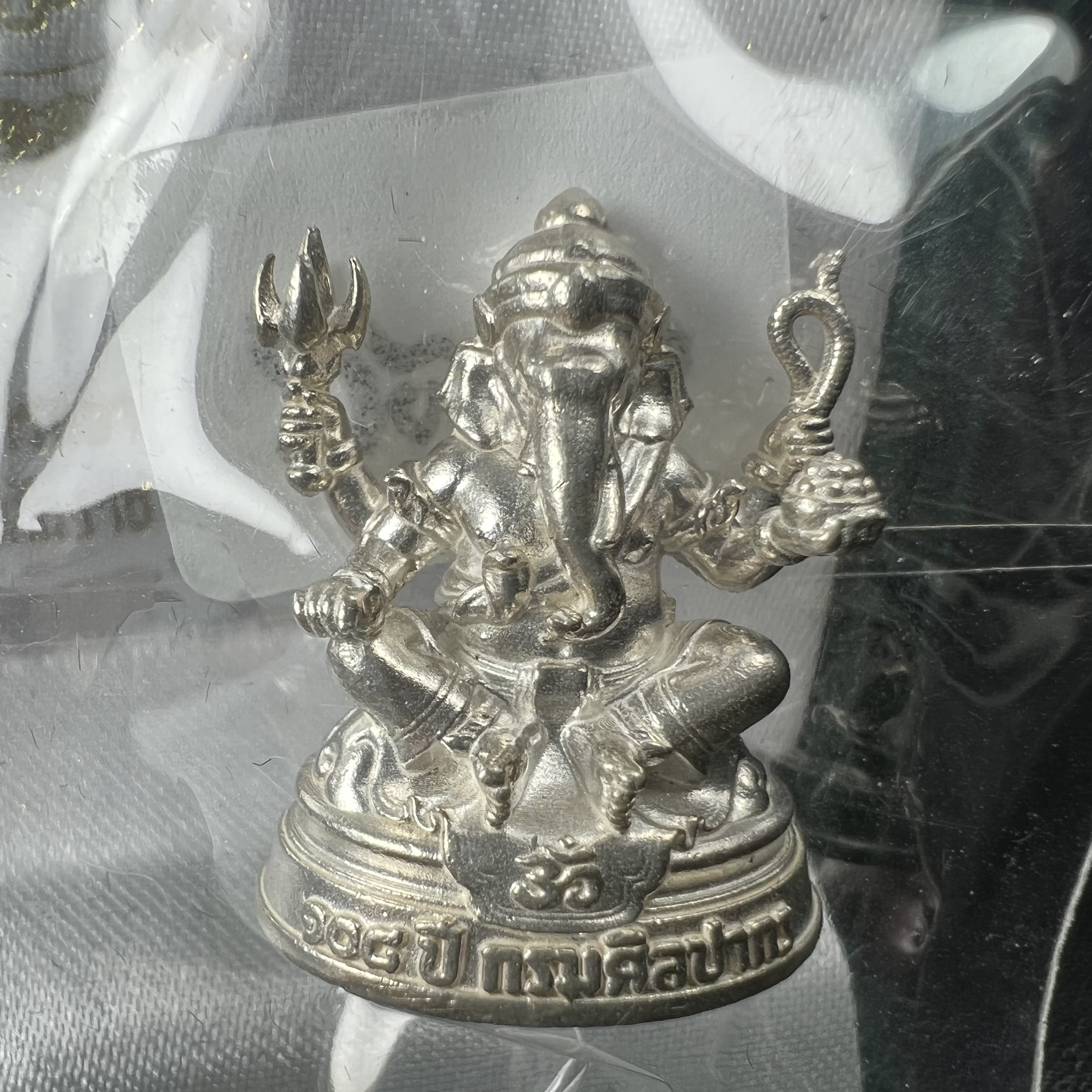 พระพิฆเนศวร รุ่น 108 ปี แห่งการสถาปนากรมศิลปากร ปี 2562 เนื้อเงิน ขนาดลอยองค์ หน้าตัก 1/2 นิ้ว(ขนาดประมาณ 1.8 x 2.1 ซม.)(พิธีใหญ่ มวลสารดี)(มีโค๊ดและหมายเลขกำกับเลข)1 ใน 1999 องค์