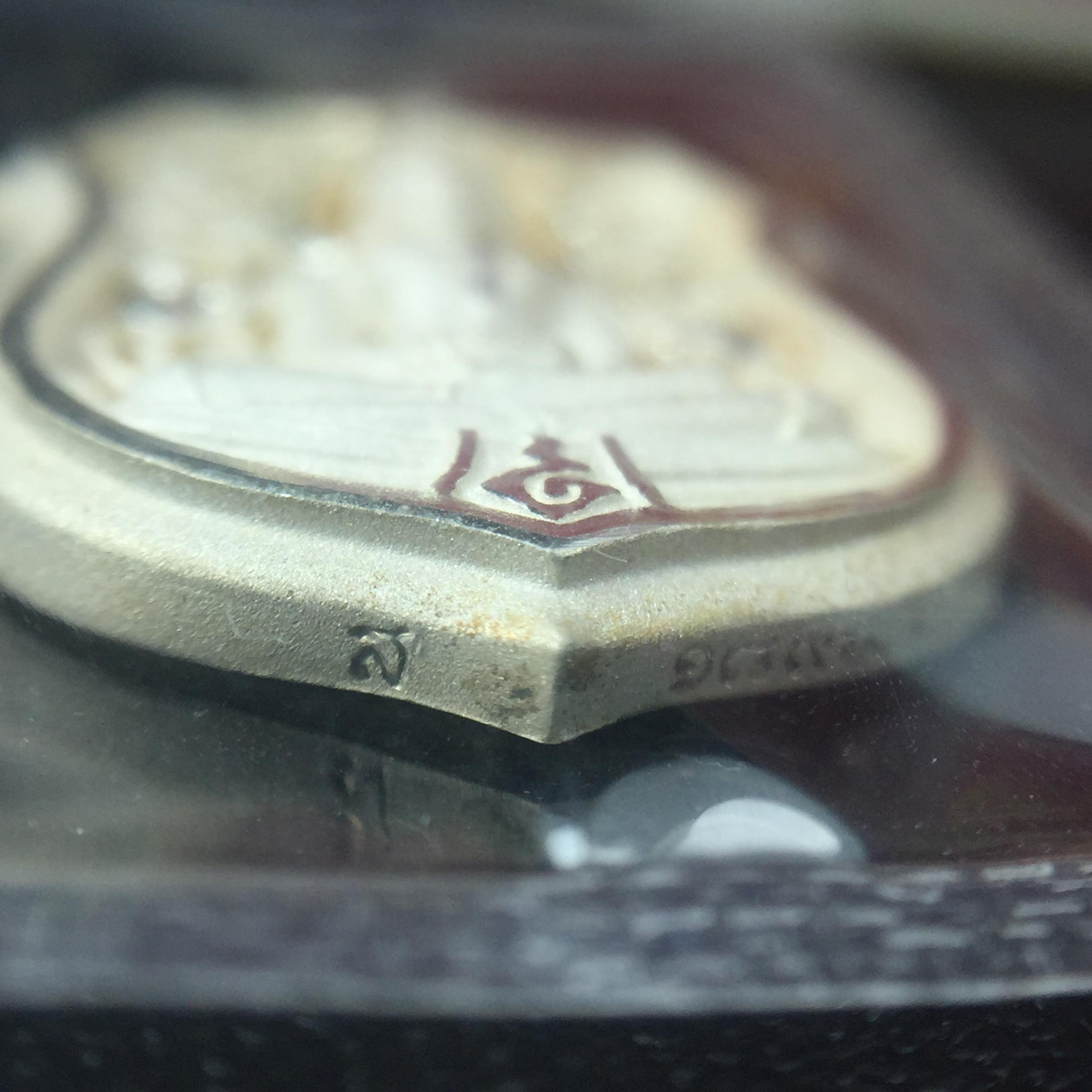 เหรียญหล่อฉลุลายพระพุทธโสธรทรงอาร์มลายกนก เนื้อเงินบริสุทธิ์พ่นทรายนวลขัดเงา(แผ่นกลางทองคำ) พิมพ์เล็ก สูง 2.1 ซม. รุ่น "ทูลเกล้ามหามงคล" ปี 2544(สภาพคัดสวยซีนซองเดิมกล่องบรรจุเดิมครบสมบูรณ์)