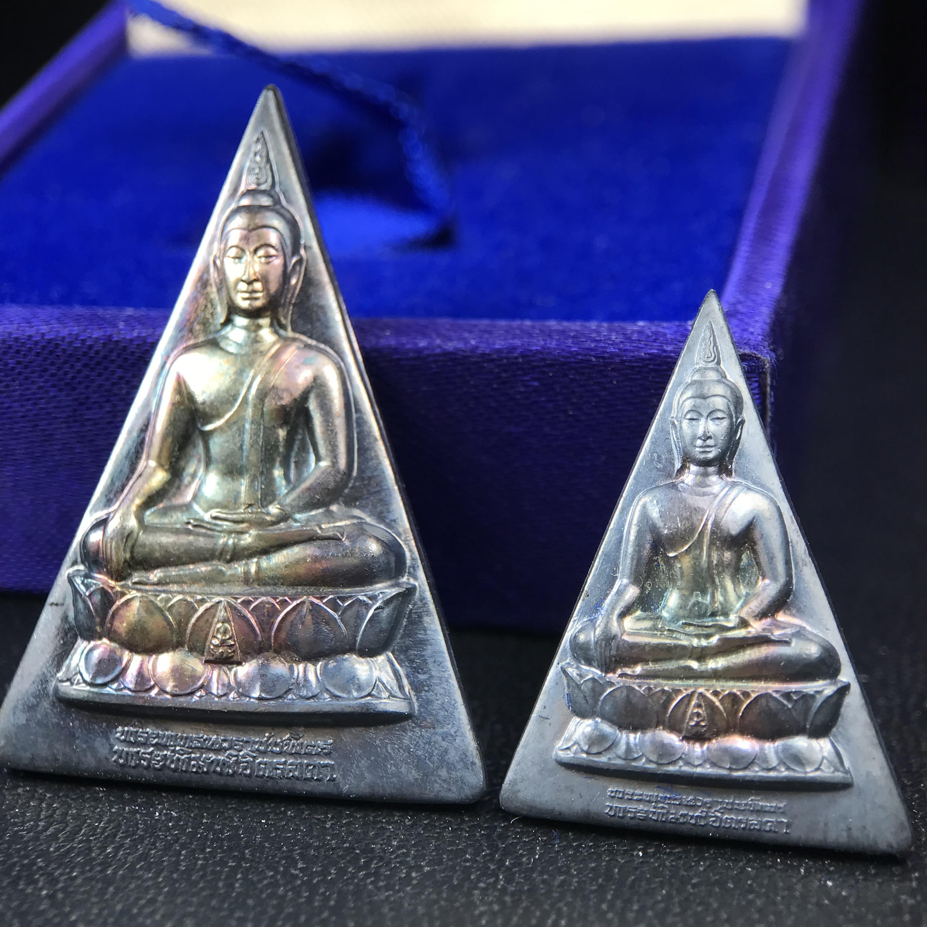 พระพุทธนวราชบพิตร พระพิมพ์จิตรลดา โครงการหลวง ปี2539 (พิมพ์ใหญ่+พิมพ์เล็ก) เนื้อเงินผิวเดิมขึ้นสีรุ่ง สวย แบบนิยมพร้อมกล่องบรรจุเดิม พิธีใหญ่ ปลุกเสกวัดพระแก้ว(1ชุด 2 องค์)