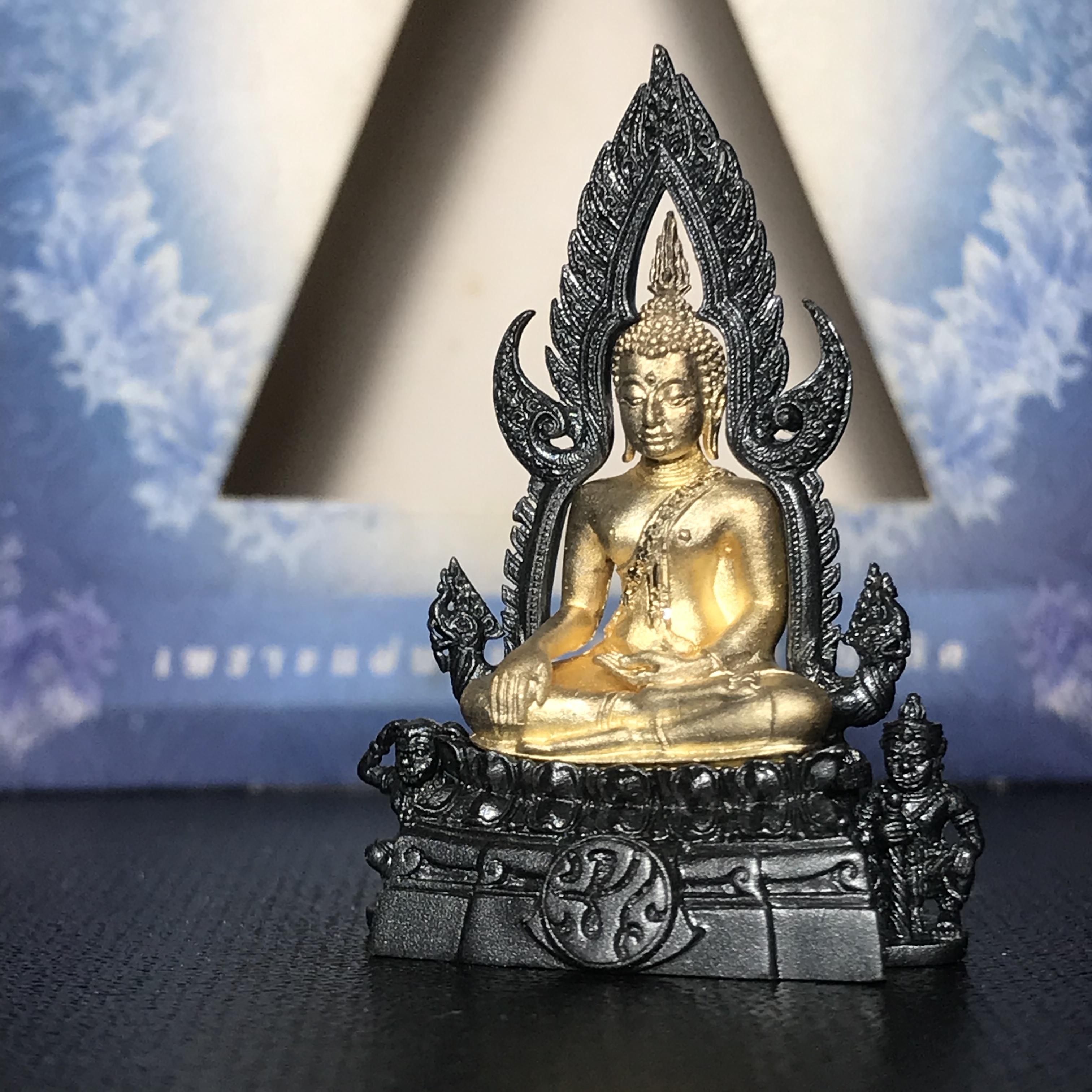 พระพุทธชินราช ภปร. โครงการ เพราะแผ่นดินนี้คือแผ่นดินเกิด เนื้อเงินชุบทองคำซุ้มรมดำ ปี2551 ขนาดหน้าตัก1/2นิ้ว (สวยงามหายาก)1ใน5000องค์