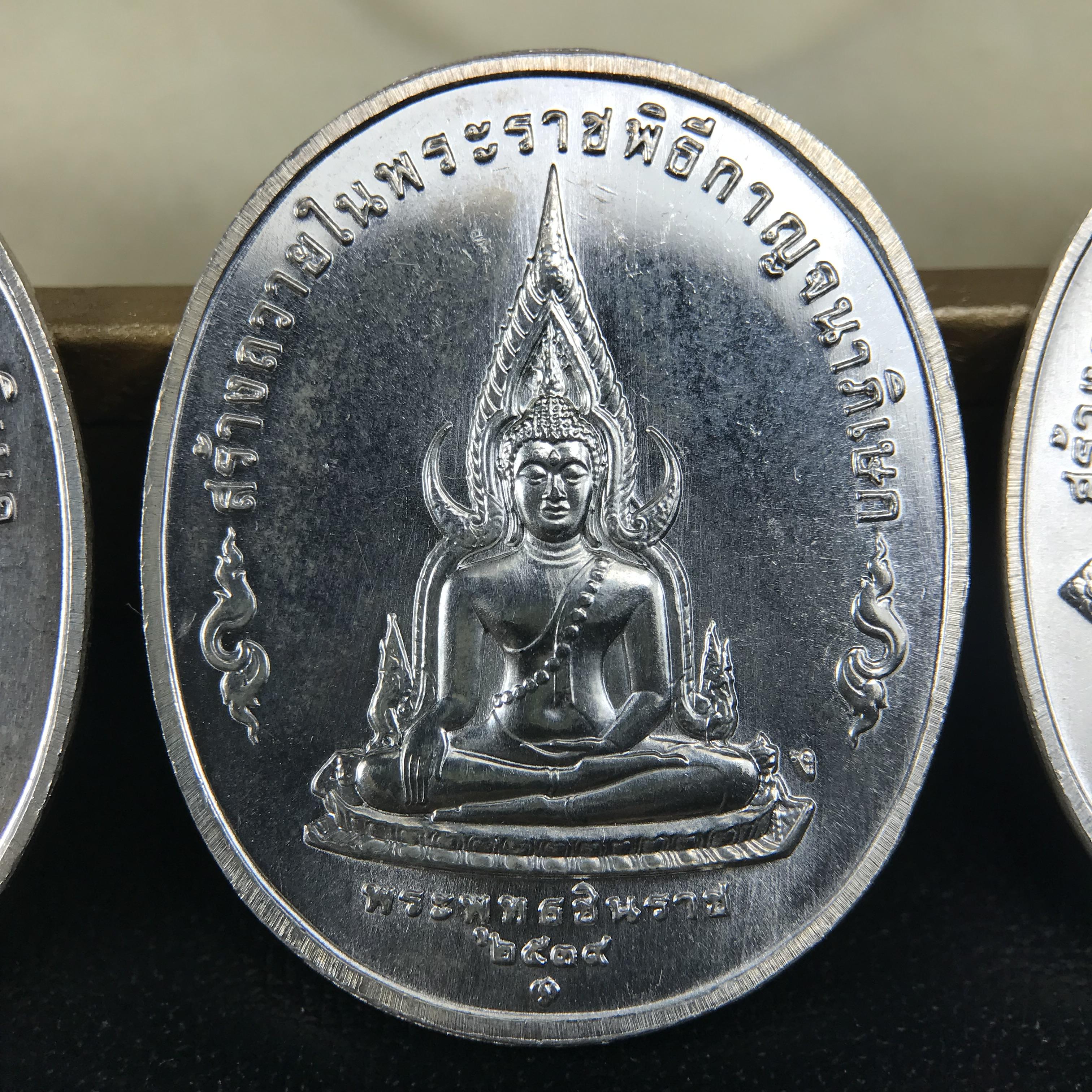 ชุดเหรียญพระพุทธปัญจภาคี ปี 2539 ครบชุด 5 เหรียญ พิมพ์ใหญ่ขนาดสูง 3 ซม. เนื้อเงิน โค๊ต ง.(เงิน) บล็อกกษาปณ์ พร้อมกล่องบรรจุซีนซองเดิมครบสภาพสวย เนื่องในมหามงคลวโรกาสที่ในหลวงรัชกาลที่ 9 ทรงครองสิริราชสมบัติครบ 50ปี พิธีใหญ่ ณ พระอุโบสถวัดพระแก้ว