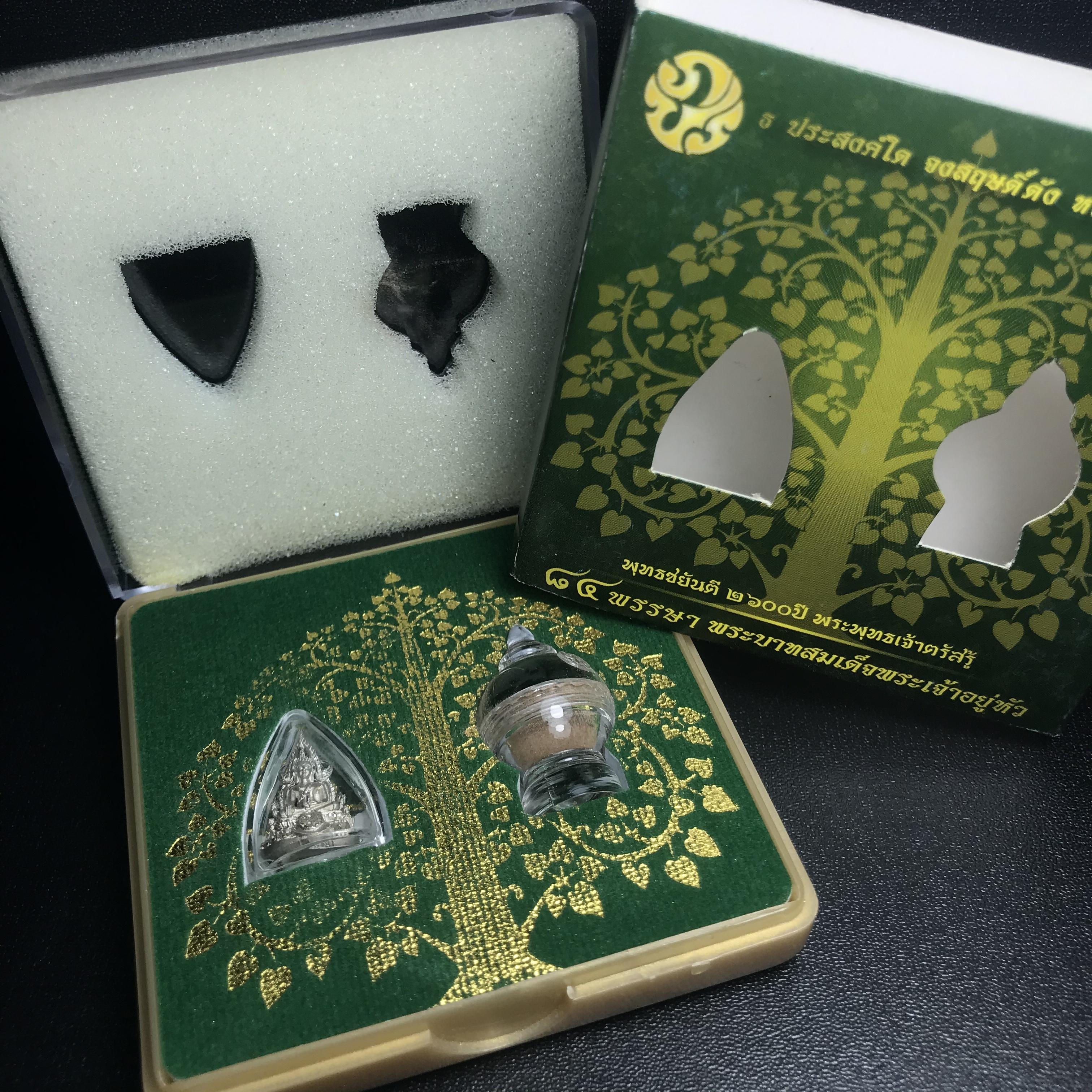 พระพุทธชินราช(จำลอง) ภปร. 84 พรรษา เนื้อเงินชุบทองคำขาว พิมพ์เล็กขนาดหน้าตัก 1/4 นิ้ว (สภาพสวยเดิม)(เลขสวย นัมเบอร์ 2666) )(พระราชทานมวลสาร จิตรลดาและเส้นพระเจ้า(เส้นผม))