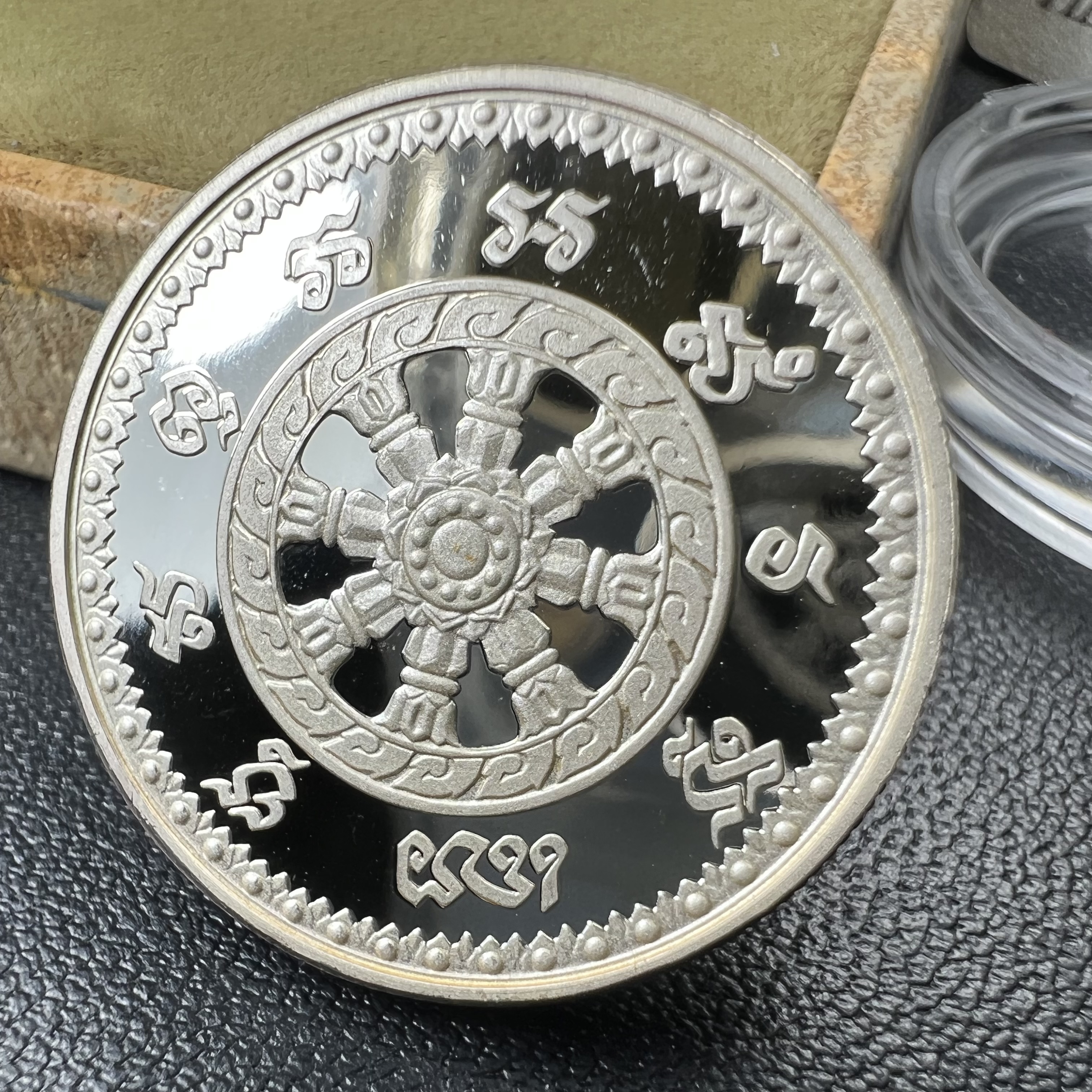 เหรียญพระพุทธโสธร รุ่นนานาชาติ(รุ่นแรก) วัดโสธรวรารามวรวิหาร ปี 2537 หลังพระธรรมจักร เนื้อเงินขัดเงา ขนาด 2.5 มม.สภาพสวยพร้อมกล่องและการ์ดใบรับรองเดิมครบสมบูรณ์(1 ใน 5000 เหรียญ)