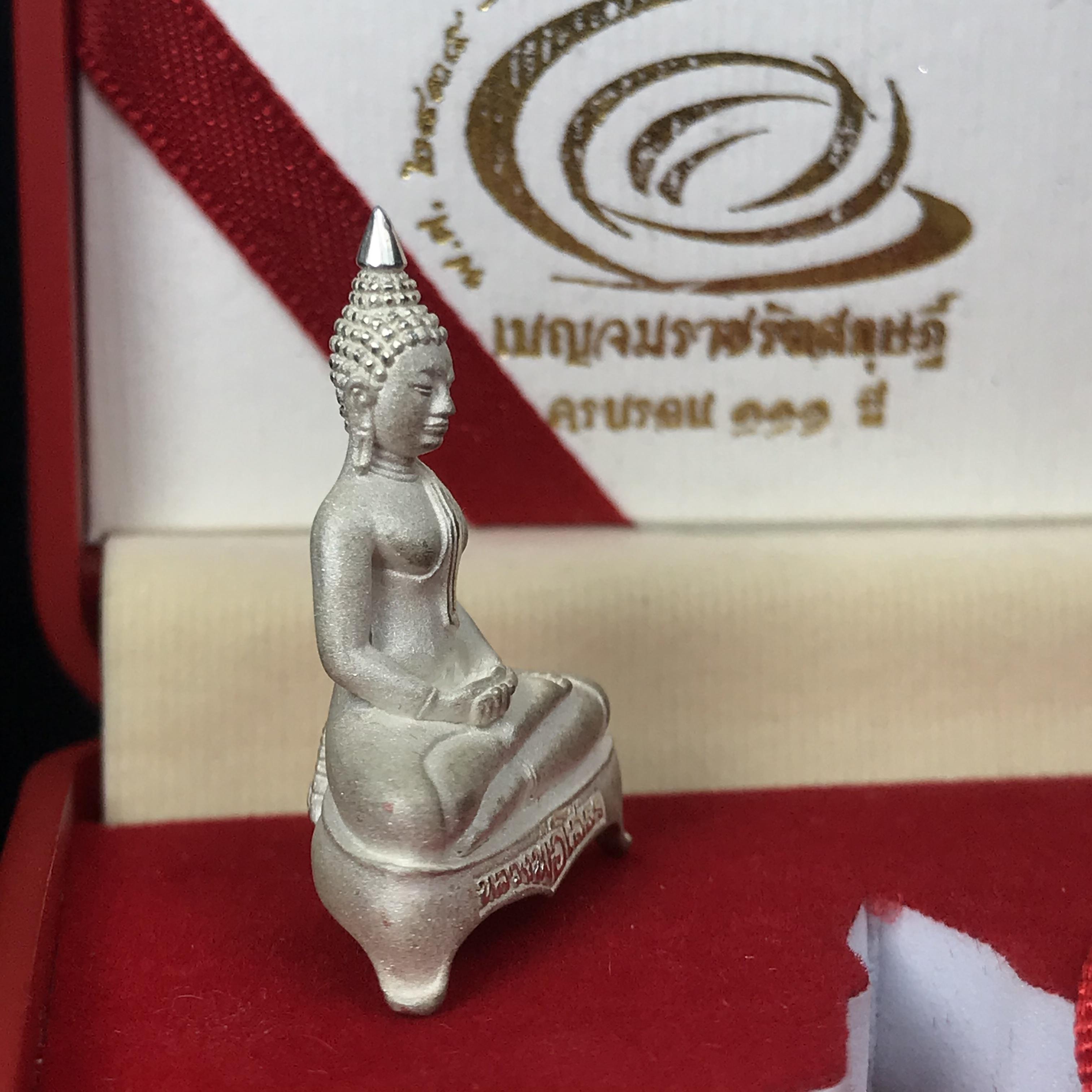 พระยอดธง หลวงพ่อโสธร รุ่น 111 ปี โรงเรียนเบญจมราชรังสฤษฏิ์ เนื้อเงิน ปี 2546 (1 ใน 3000 องค์)