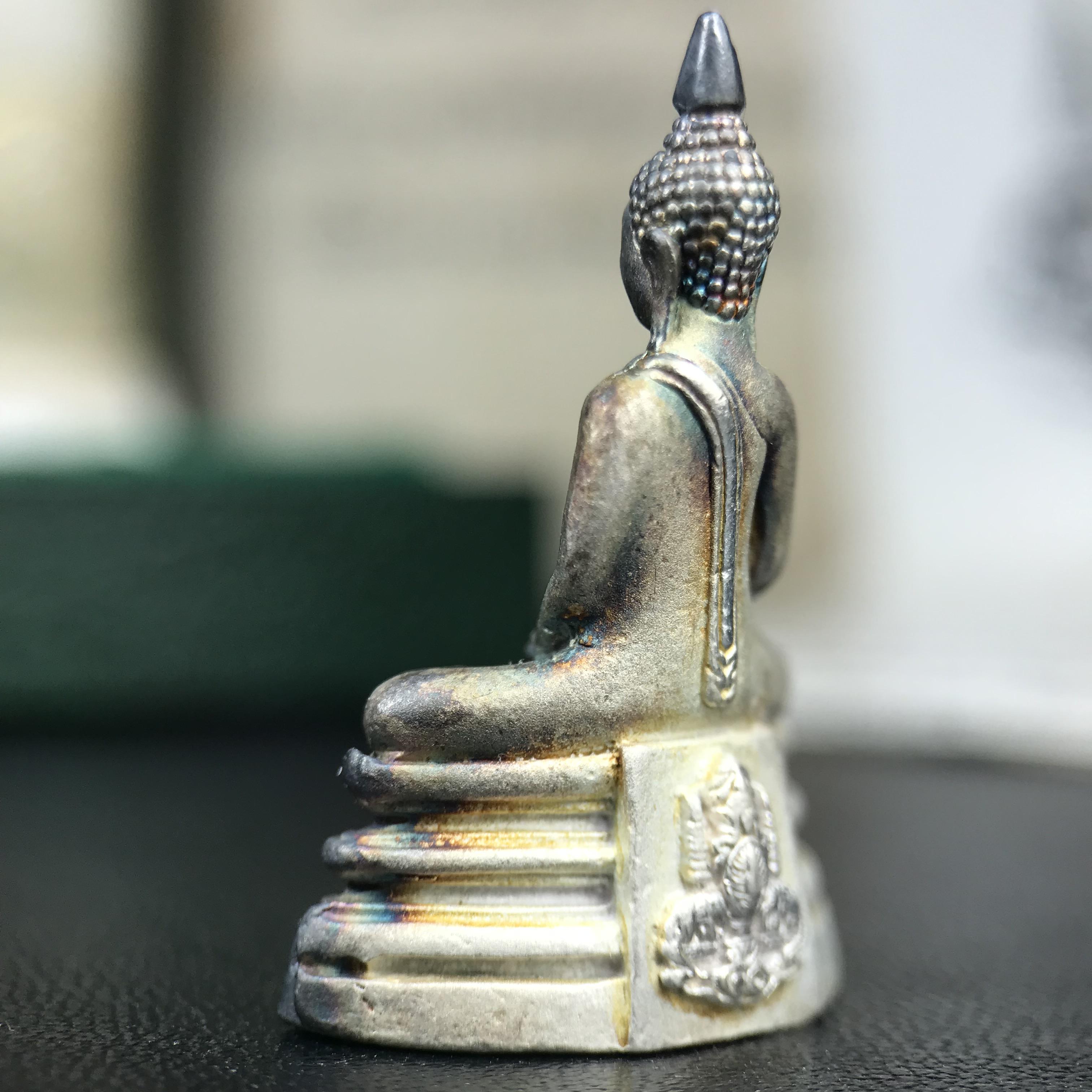 พระพุทธโสธร ภปร. รุ่นย้อนยุค สร้างพระอุโบสถ สมาคมชาวฉะเชิงเทรา จัดสร้าง ปี 2539 วโรกาสครองสิริราชสมบัติครบ 50 ปี เนื้อเงินทรายนวลขัดเงาบางส่วน(สภาพผิวเดิม ขึ้นสีรุ้งธรรมชาติ เก่าเก็บอย่าดี สวยมาก แบบนี้หายาก) พร้อมกล่องบรรจุและใบรับรองเดิม