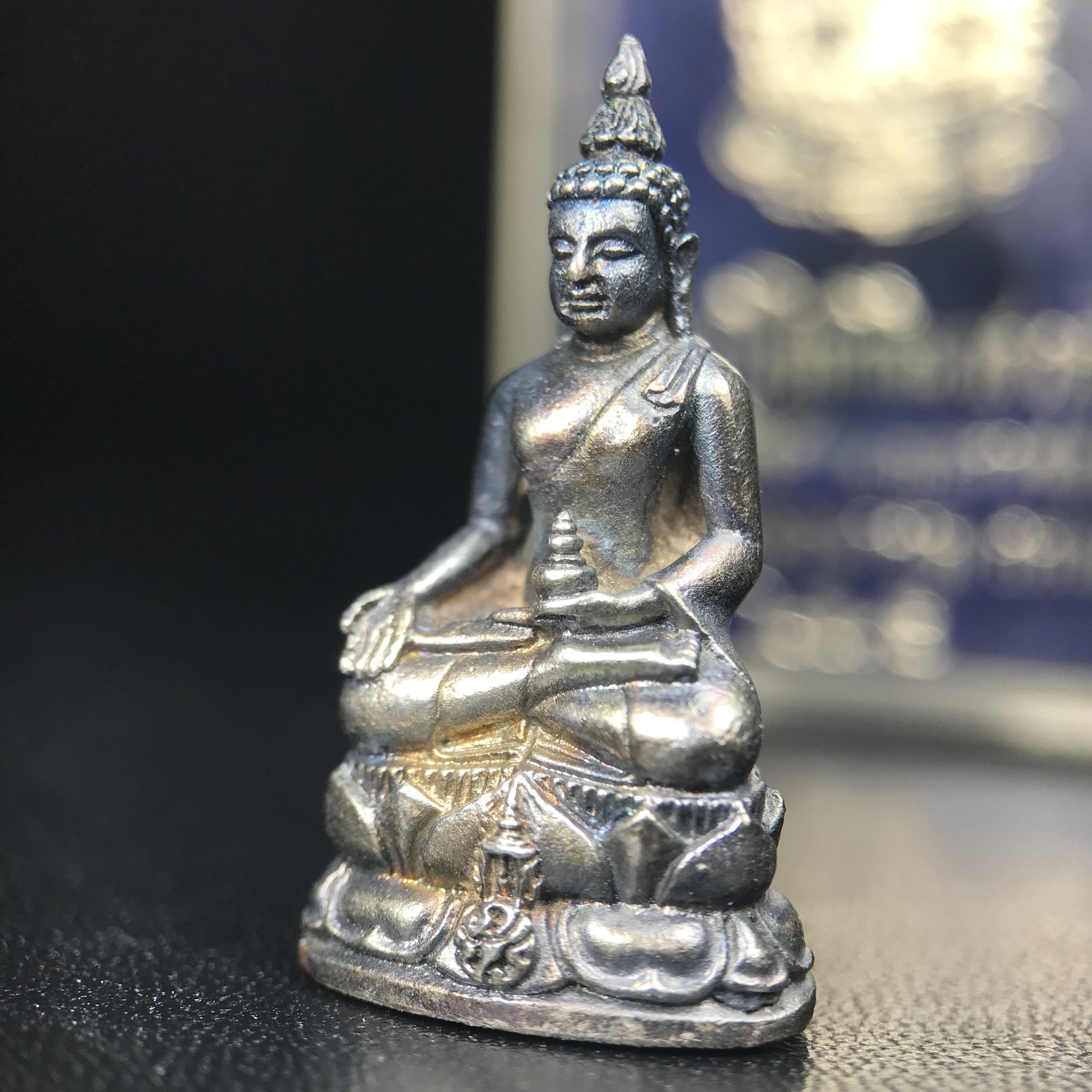 พระกริ่งไพรีพินาศ ภปร. รุ่นแรกของประเทศไทย วัดปทุมวนาราม ปี 2535 เนื้อเงิน(ผิวเดิม ผิวขึ้นรุ้งทั่วองค์ สวย งดงาม)(เข้มขลังทรงอานุภาพยิ่งใหญ่ กำราบศัตรูพ่ายสิ้น) ขนาดสูง 3 ซม. พร้อมกล่องบรรจุเดิมครบสมบูรณ์ (ในหลวงรัชกาลที่9เสด็จเททอง)(1ใน3000องค์)นิยมหายาก